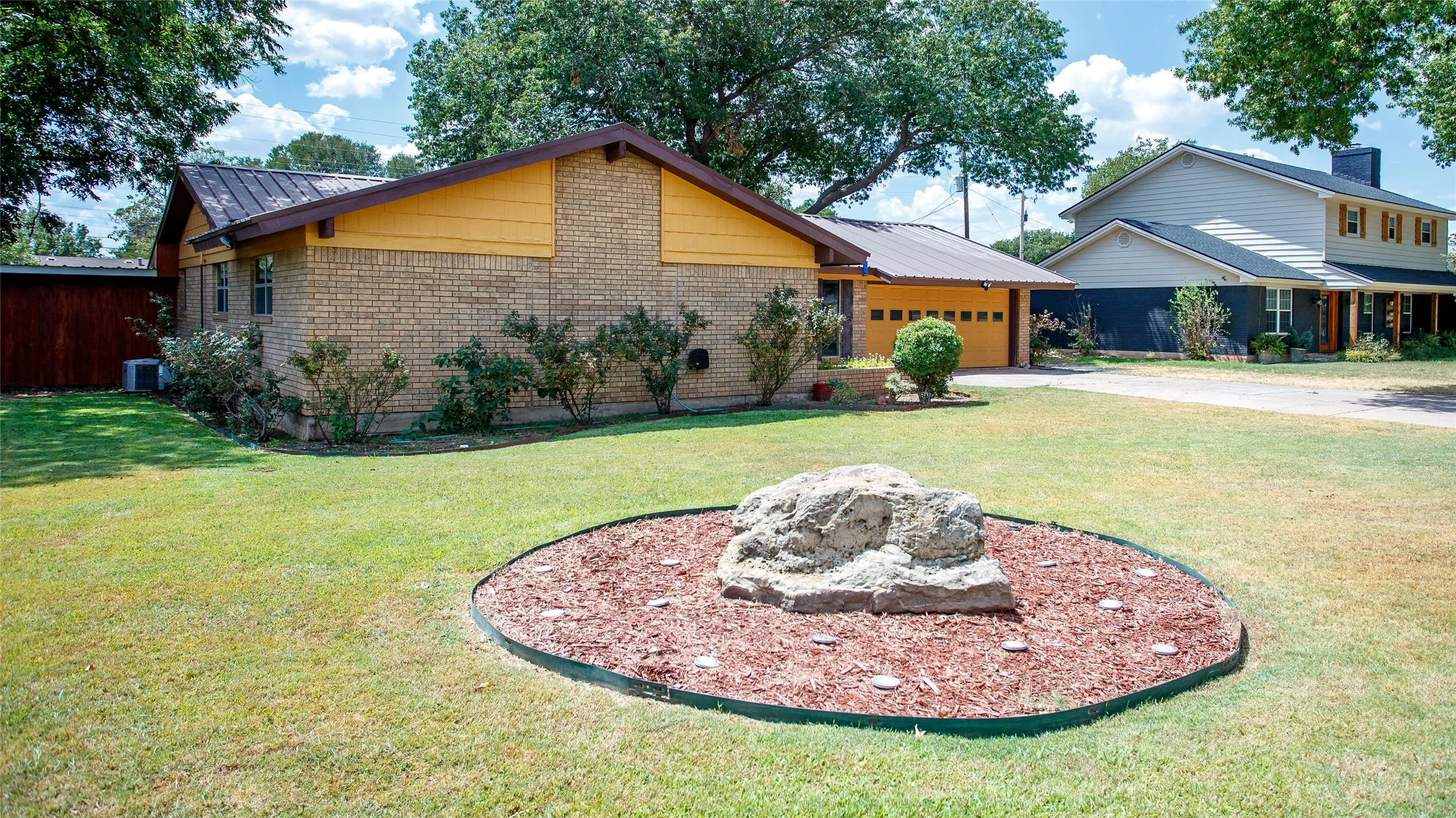 Single Family Residence For Sale in Young County , 1009 W Edwards, Olney, Texas 76374, 3 Bedroom, 2 Bathroom, 2 Garage spaces, 1,517 Sqft, built in 1971, mls#21373140, Real Estate Agent in Olney, Homes For Sale in Young county, Homes For Sale in Olney, Realtor in Olney Texas, Real Estate Brokerage Independent Realty Texas, Luminita Cordes Realtor