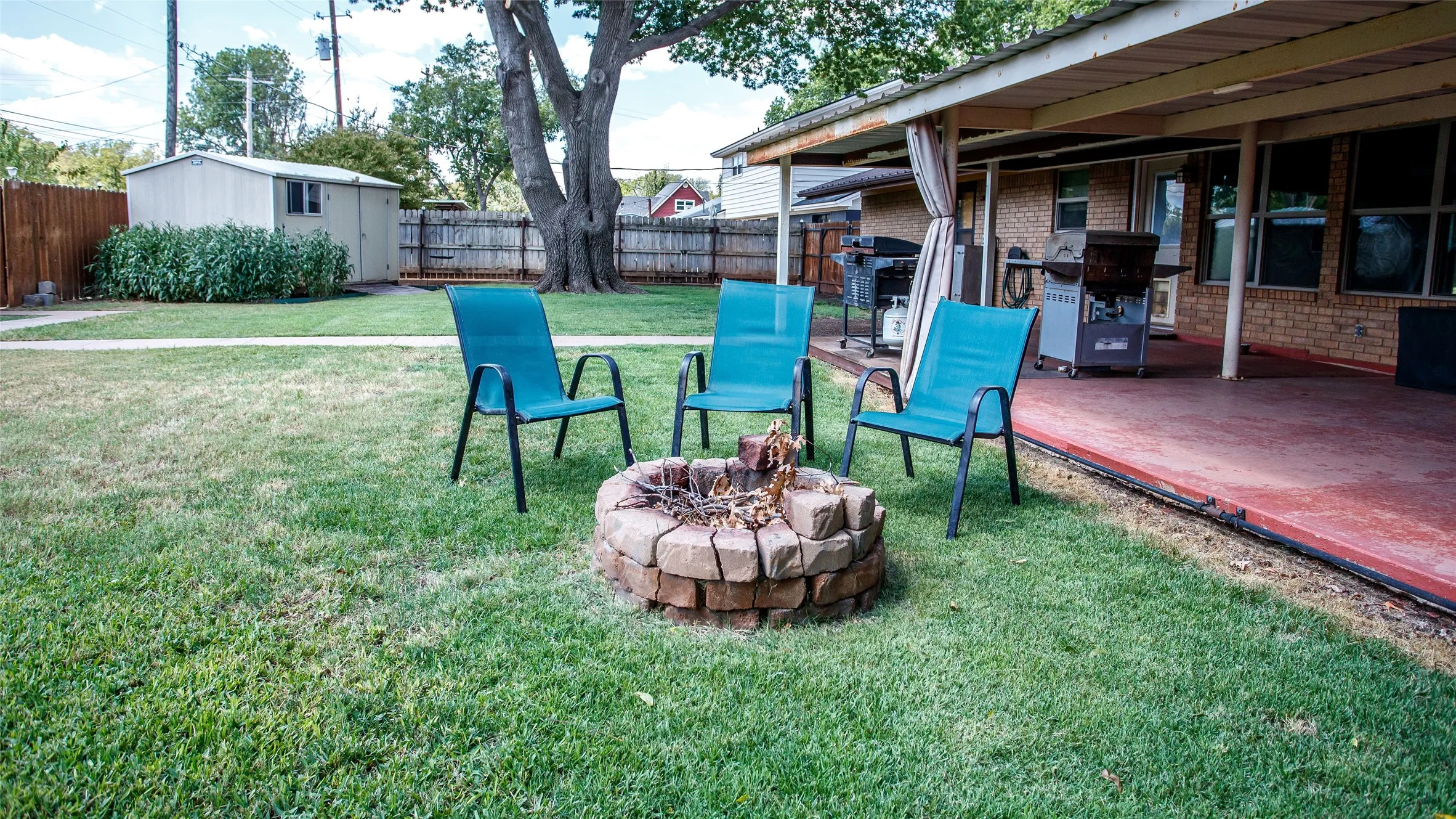 Single Family Residence For Sale in Young County , 1009 W Edwards, Olney, Texas 76374, 3 Bedroom, 2 Bathroom, 2 Garage spaces, 1,517 Sqft, built in 1971, mls#21373140, Real Estate Agent in Olney, Homes For Sale in Young county, Homes For Sale in Olney, Realtor in Olney Texas, Real Estate Brokerage Independent Realty Texas, Luminita Cordes Realtor