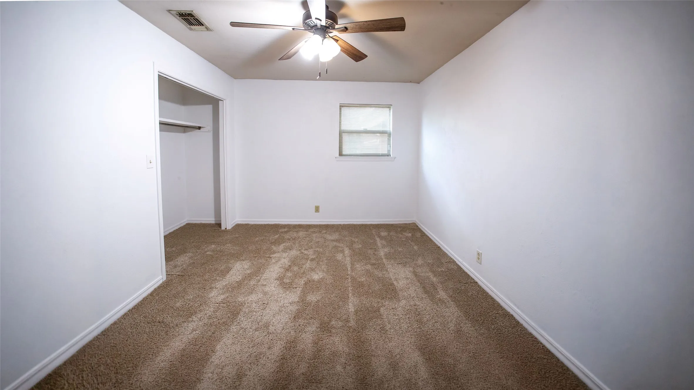 Single Family Residence For Sale in Young County , 1009 W Edwards, Olney, Texas 76374, 3 Bedroom, 2 Bathroom, 2 Garage spaces, 1,517 Sqft, built in 1971, mls#21373140, Real Estate Agent in Olney, Homes For Sale in Young county, Homes For Sale in Olney, Realtor in Olney Texas, Real Estate Brokerage Independent Realty Texas, Luminita Cordes Realtor