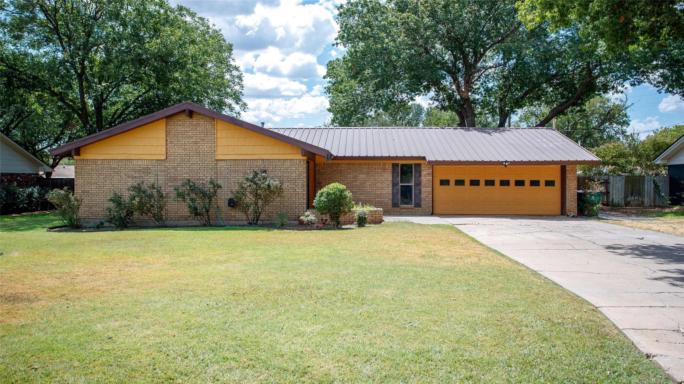 Single Family Residence For Sale in Young County , 1009 W Edwards, Olney, Texas 76374, 3 Bedroom, 2 Bathroom, 2 Garage spaces, 1,517 Sqft, built in 1971, mls#21373140, Real Estate Agent in Olney, Homes For Sale in Young county, Homes For Sale in Olney, Realtor in Olney Texas, Real Estate Brokerage Independent Realty Texas, Luminita Cordes Realtor