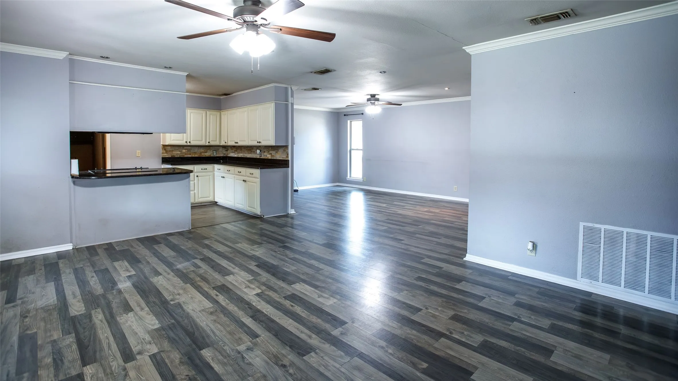 Single Family Residence For Sale in Young County , 1009 W Edwards, Olney, Texas 76374, 3 Bedroom, 2 Bathroom, 2 Garage spaces, 1,517 Sqft, built in 1971, mls#21373140, Real Estate Agent in Olney, Homes For Sale in Young county, Homes For Sale in Olney, Realtor in Olney Texas, Real Estate Brokerage Independent Realty Texas, Luminita Cordes Realtor