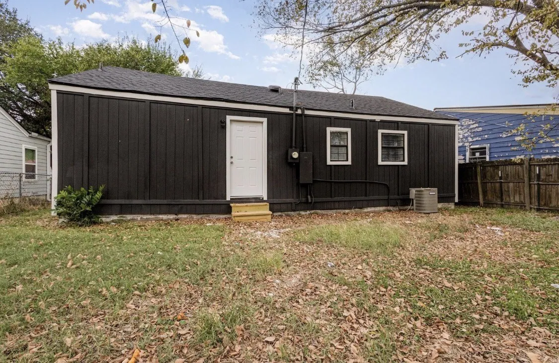 Single Family Residence For Sale in Navarro County , 1527 Columbia Avenue, Corsicana, Texas 75110, 3 Bedroom, 1 Bathroom, Garage spaces, 1,106 Sqft, built in 1935, mls#21370266, Real Estate Agent in Corsicana, Homes For Sale in Navarro county, Homes For Sale in Corsicana, Realtor in Corsicana Texas, Real Estate Brokerage Independent Realty Texas, Luminita Cordes Realtor