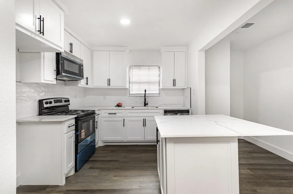 Single Family Residence For Sale in Navarro County , 1527 Columbia Avenue, Corsicana, Texas 75110, 3 Bedroom, 1 Bathroom, Garage spaces, 1,106 Sqft, built in 1935, mls#21370266, Real Estate Agent in Corsicana, Homes For Sale in Navarro county, Homes For Sale in Corsicana, Realtor in Corsicana Texas, Real Estate Brokerage Independent Realty Texas, Luminita Cordes Realtor