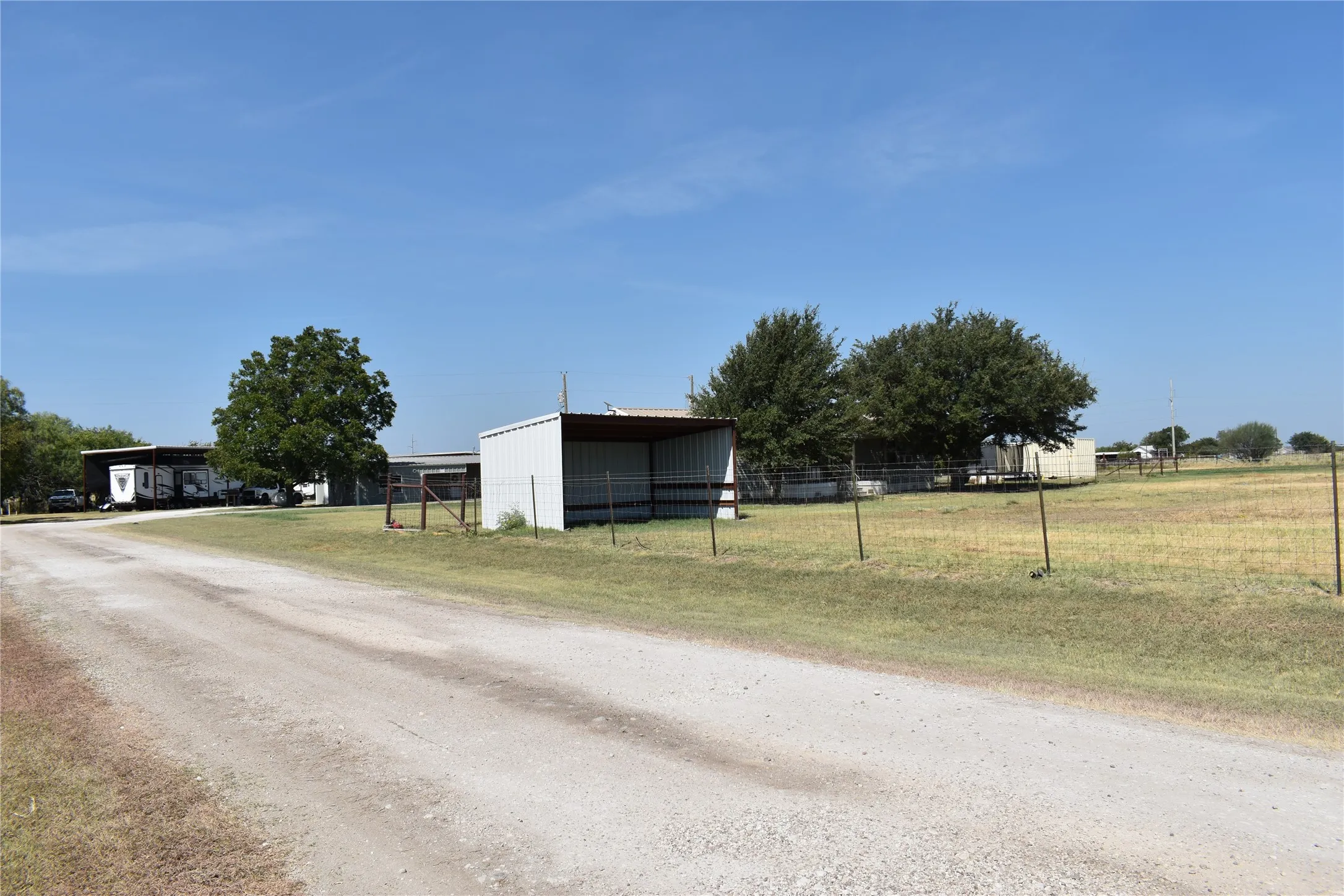 Loafing shed for livestock