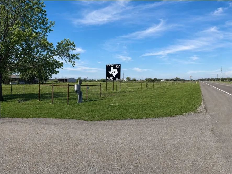 FM 933 North