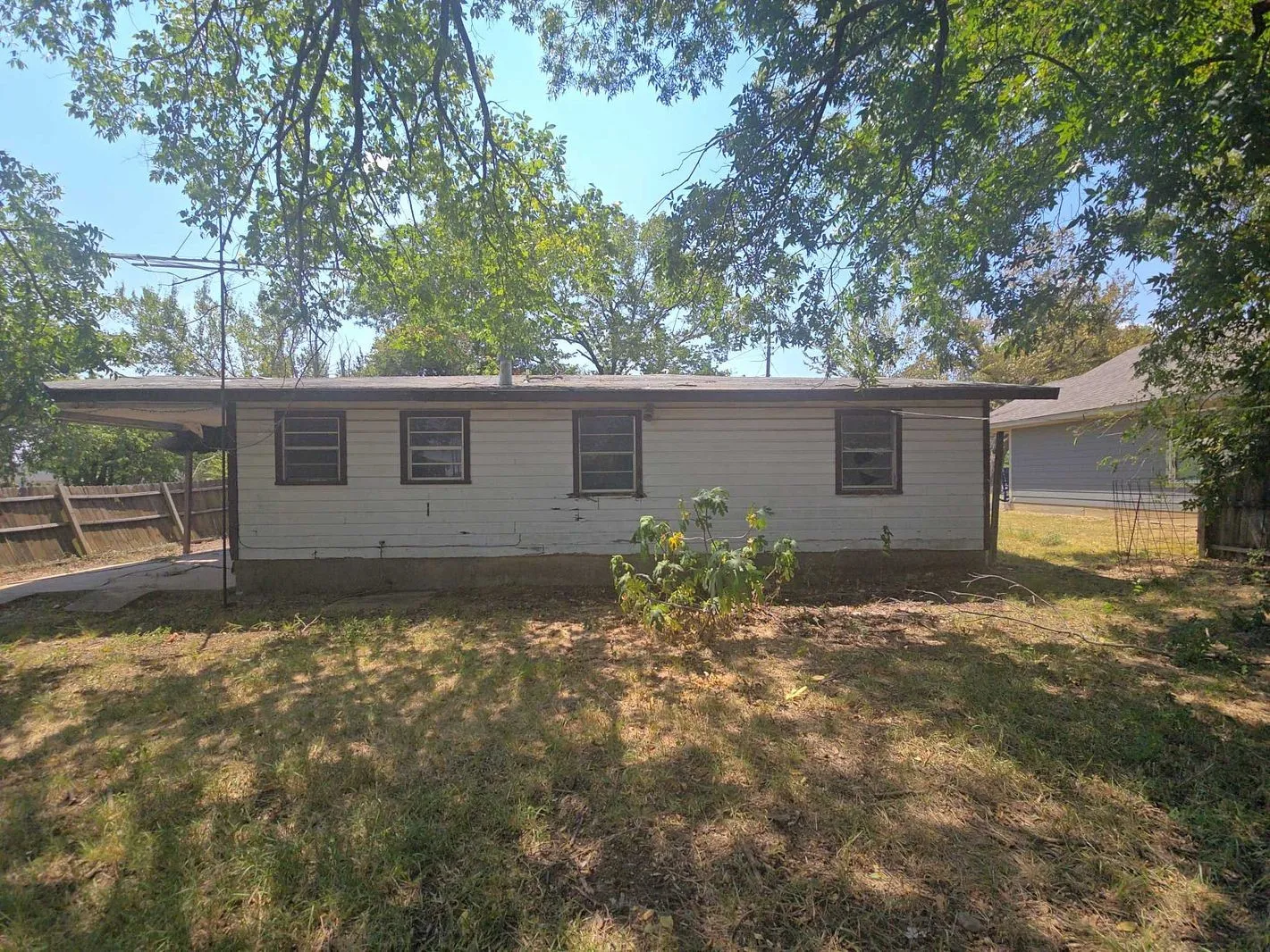 Single Family Residence For Sale in Johnson County , 307 E Weaver Avenue, Alvarado, Texas 76009, 2 Bedroom, 2 Bathroom, Garage spaces, 936 Sqft, built in 1998, mls#21373139, Real Estate Agent in Alvarado, Homes For Sale in Johnson county, Homes For Sale in Alvarado, Realtor in Alvarado Texas, Real Estate Brokerage Independent Realty Texas, Luminita Cordes Realtor