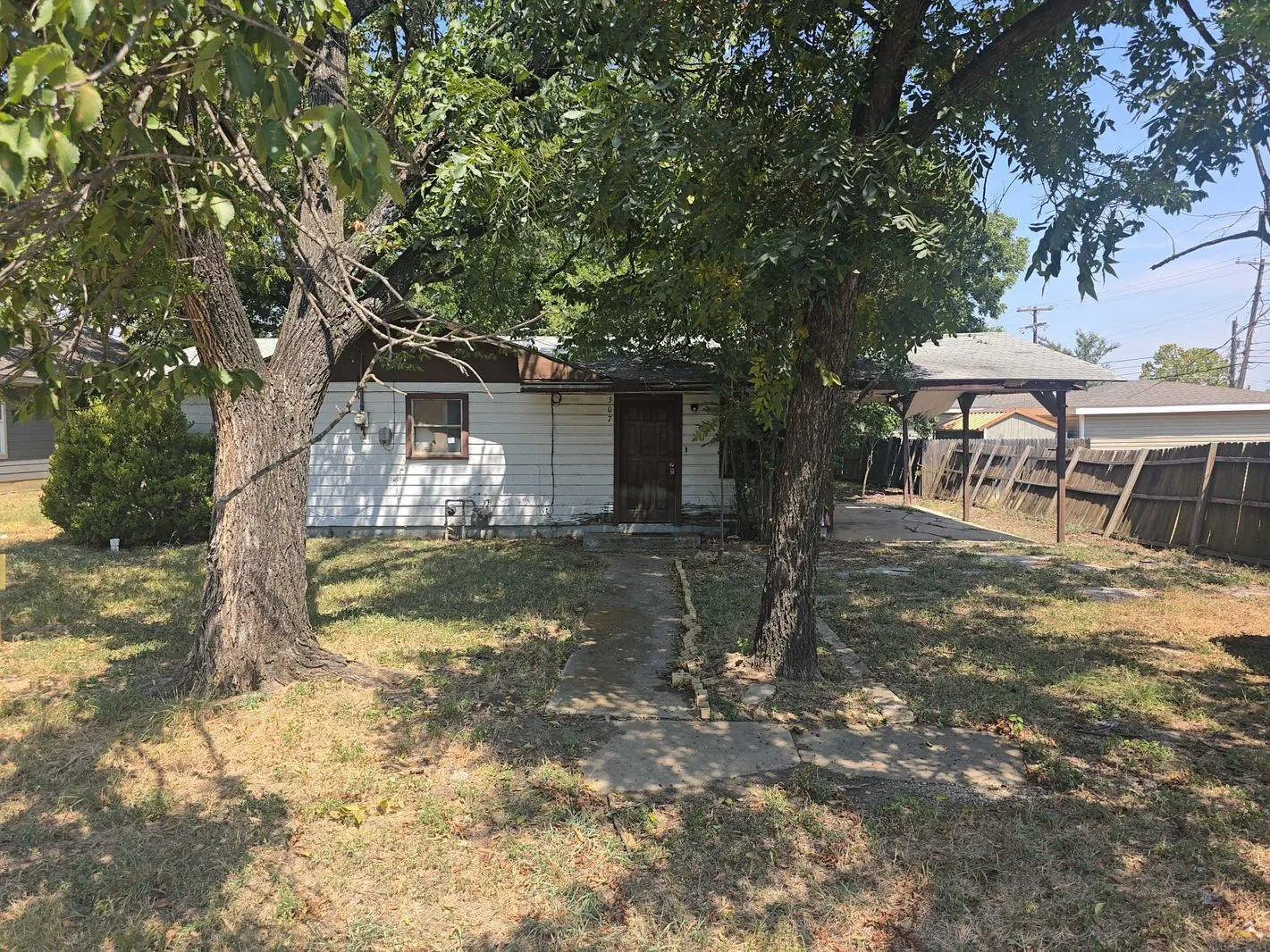 Single Family Residence For Sale in Johnson County , 307 E Weaver Avenue, Alvarado, Texas 76009, 2 Bedroom, 2 Bathroom, Garage spaces, 936 Sqft, built in 1998, mls#21373139, Real Estate Agent in Alvarado, Homes For Sale in Johnson county, Homes For Sale in Alvarado, Realtor in Alvarado Texas, Real Estate Brokerage Independent Realty Texas, Luminita Cordes Realtor