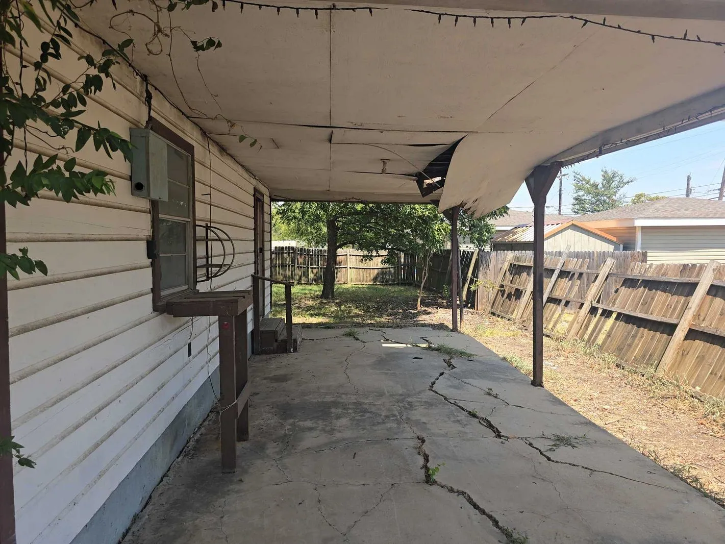 Single Family Residence For Sale in Johnson County , 307 E Weaver Avenue, Alvarado, Texas 76009, 2 Bedroom, 2 Bathroom, Garage spaces, 936 Sqft, built in 1998, mls#21373139, Real Estate Agent in Alvarado, Homes For Sale in Johnson county, Homes For Sale in Alvarado, Realtor in Alvarado Texas, Real Estate Brokerage Independent Realty Texas, Luminita Cordes Realtor