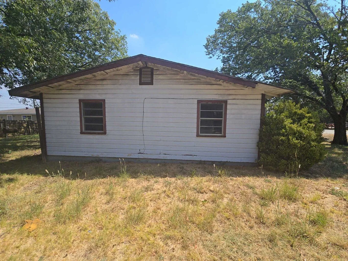 Single Family Residence For Sale in Johnson County , 307 E Weaver Avenue, Alvarado, Texas 76009, 2 Bedroom, 2 Bathroom, Garage spaces, 936 Sqft, built in 1998, mls#21373139, Real Estate Agent in Alvarado, Homes For Sale in Johnson county, Homes For Sale in Alvarado, Realtor in Alvarado Texas, Real Estate Brokerage Independent Realty Texas, Luminita Cordes Realtor