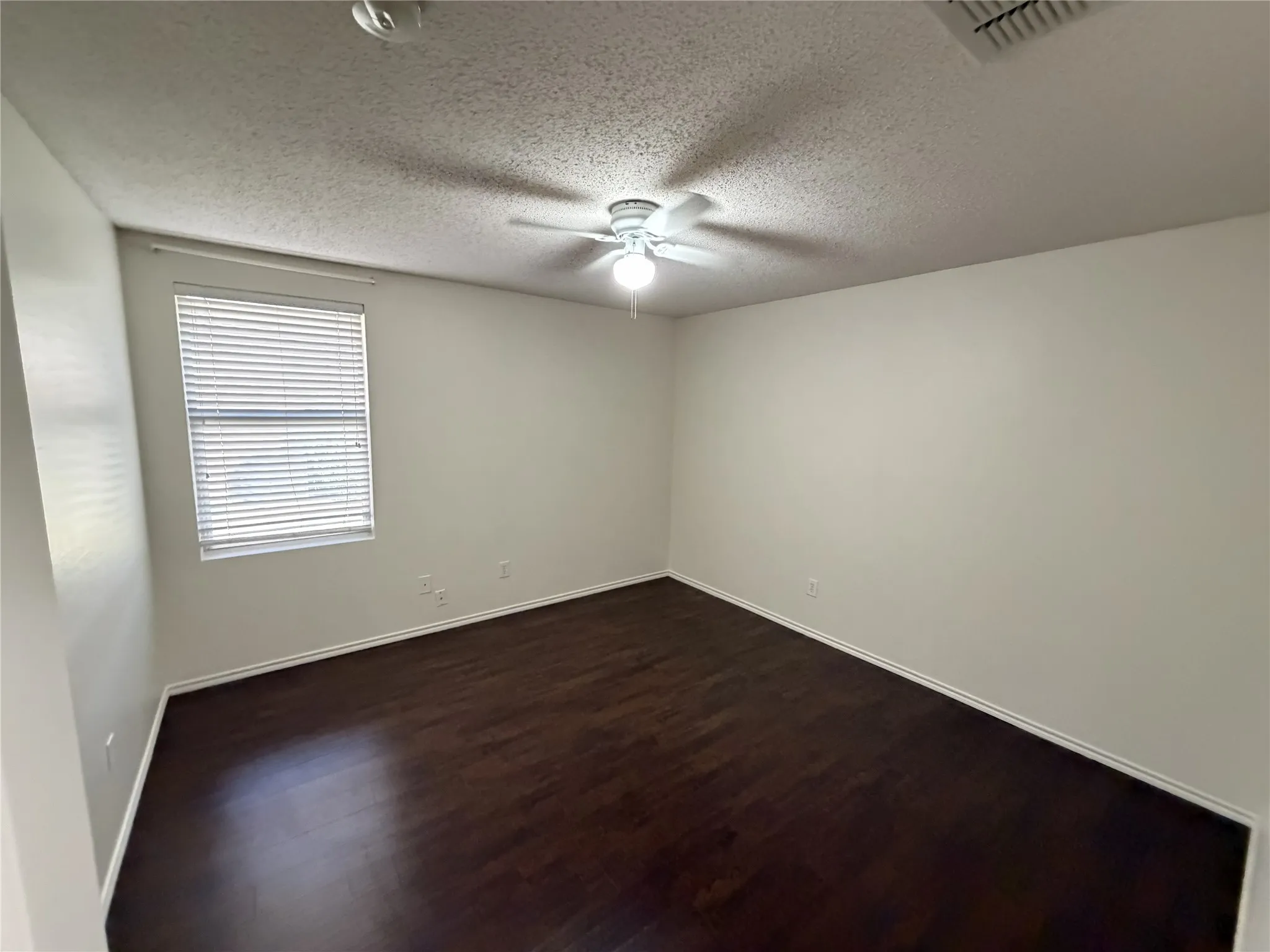 Single Family Residence For Sale in Collin County , 1337 Scenic Hills Drive, Mc Kinney, Texas 75071, 3 Bedroom, 2 Bathroom, 2 Garage spaces, 1,868 Sqft, built in 2005, mls#21373152, Real Estate Agent in Mc Kinney, Homes For Sale in Collin county, Homes For Sale in Mc Kinney, Realtor in Mc Kinney Texas, Real Estate Brokerage Independent Realty Texas, Luminita Cordes Realtor