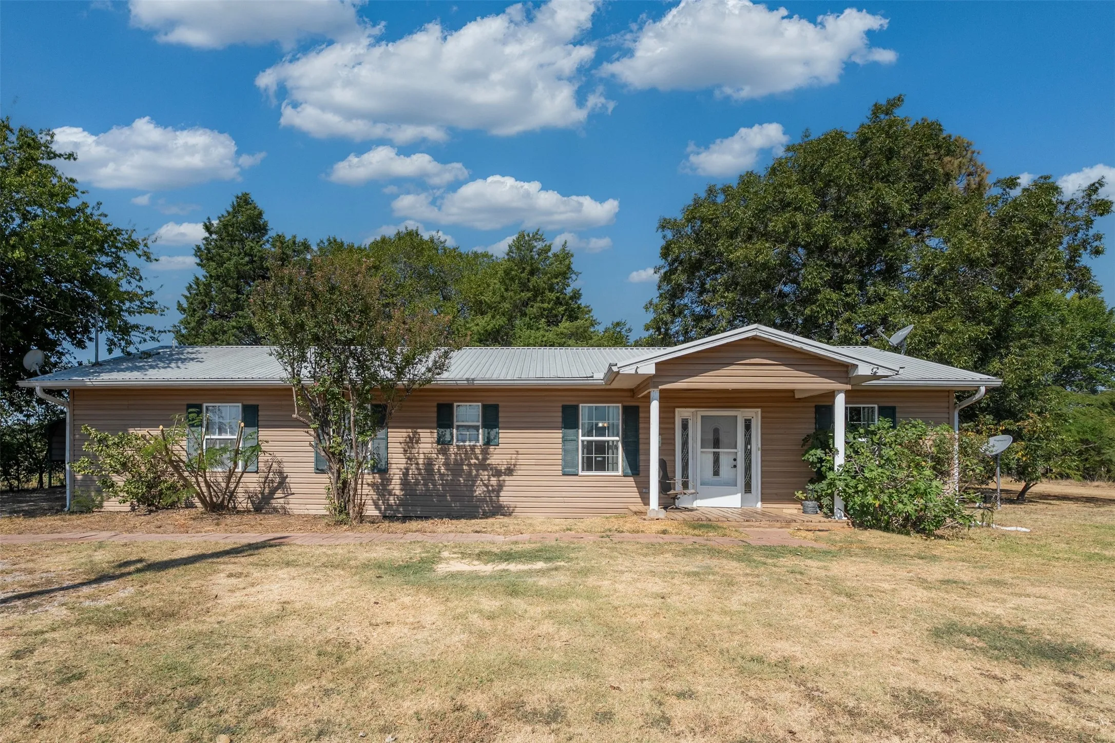 Single Family Residence For Sale in Henderson County , 6031 Fm 316, Payne Springs, Texas 75156, 2 Bedroom, 2 Bathroom, Garage spaces, 2,088 Sqft, built in 2010, mls#21372302, Real Estate Agent in Payne Springs, Homes For Sale in Henderson county, Homes For Sale in Payne Springs, Realtor in Payne Springs Texas, Real Estate Brokerage Independent Realty Texas, Luminita Cordes Realtor
