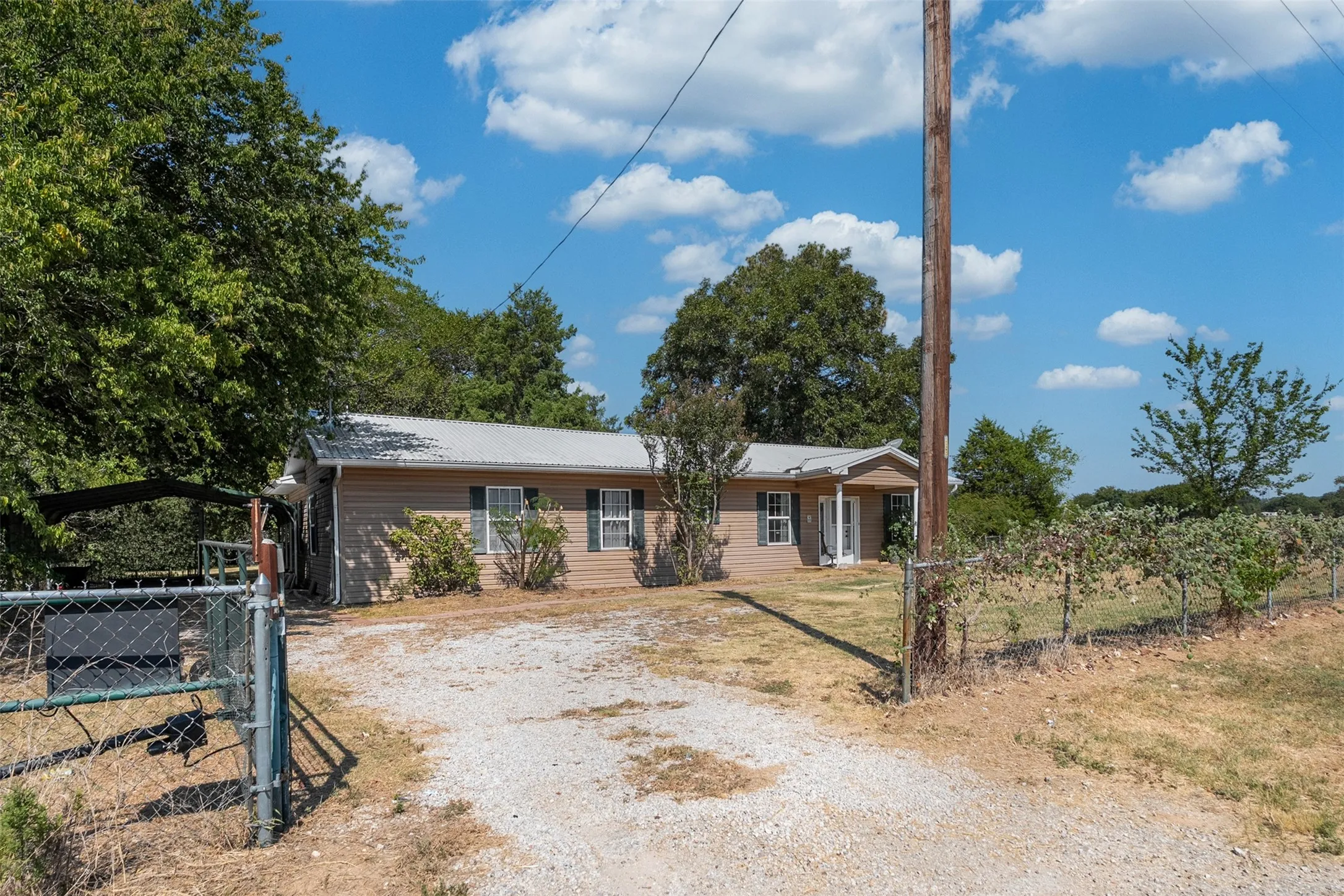Single Family Residence For Sale in Henderson County , 6031 Fm 316, Payne Springs, Texas 75156, 2 Bedroom, 2 Bathroom, Garage spaces, 2,088 Sqft, built in 2010, mls#21372302, Real Estate Agent in Payne Springs, Homes For Sale in Henderson county, Homes For Sale in Payne Springs, Realtor in Payne Springs Texas, Real Estate Brokerage Independent Realty Texas, Luminita Cordes Realtor