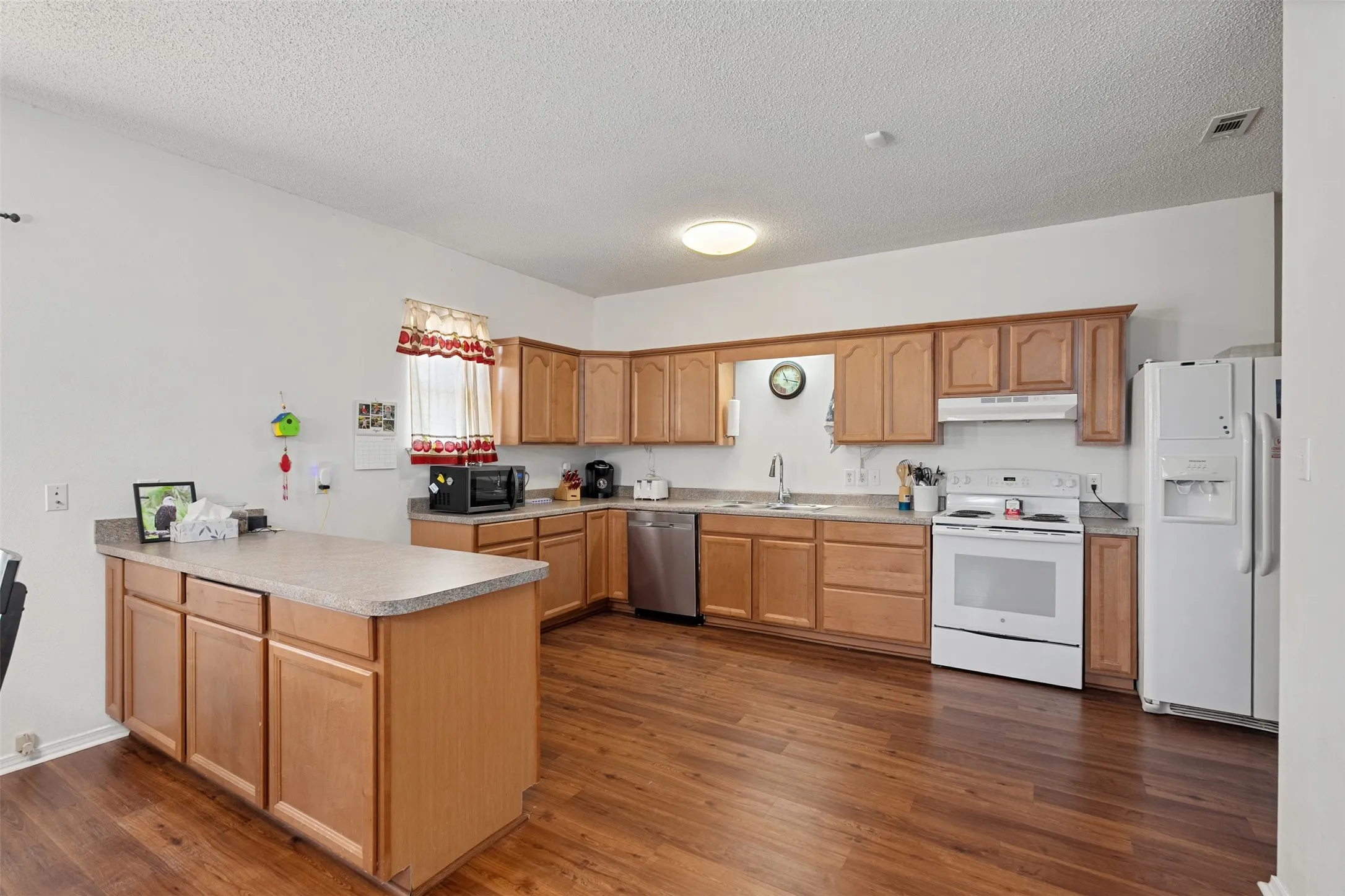 Single Family Residence For Sale in Henderson County , 6031 Fm 316, Payne Springs, Texas 75156, 2 Bedroom, 2 Bathroom, Garage spaces, 2,088 Sqft, built in 2010, mls#21372302, Real Estate Agent in Payne Springs, Homes For Sale in Henderson county, Homes For Sale in Payne Springs, Realtor in Payne Springs Texas, Real Estate Brokerage Independent Realty Texas, Luminita Cordes Realtor