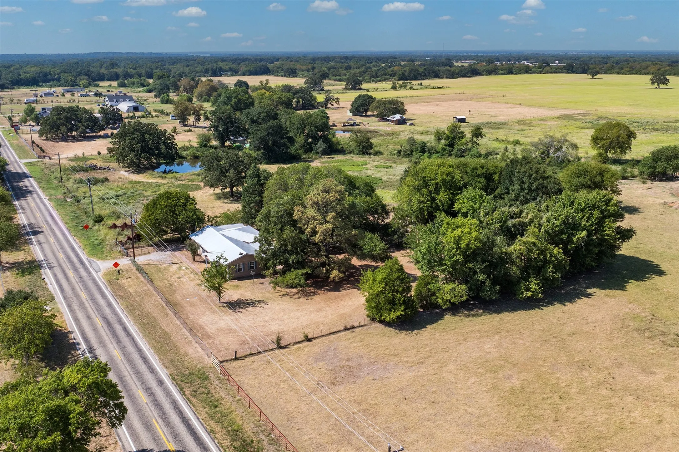 Single Family Residence For Sale in Henderson County , 6031 Fm 316, Payne Springs, Texas 75156, 2 Bedroom, 2 Bathroom, Garage spaces, 2,088 Sqft, built in 2010, mls#21372302, Real Estate Agent in Payne Springs, Homes For Sale in Henderson county, Homes For Sale in Payne Springs, Realtor in Payne Springs Texas, Real Estate Brokerage Independent Realty Texas, Luminita Cordes Realtor