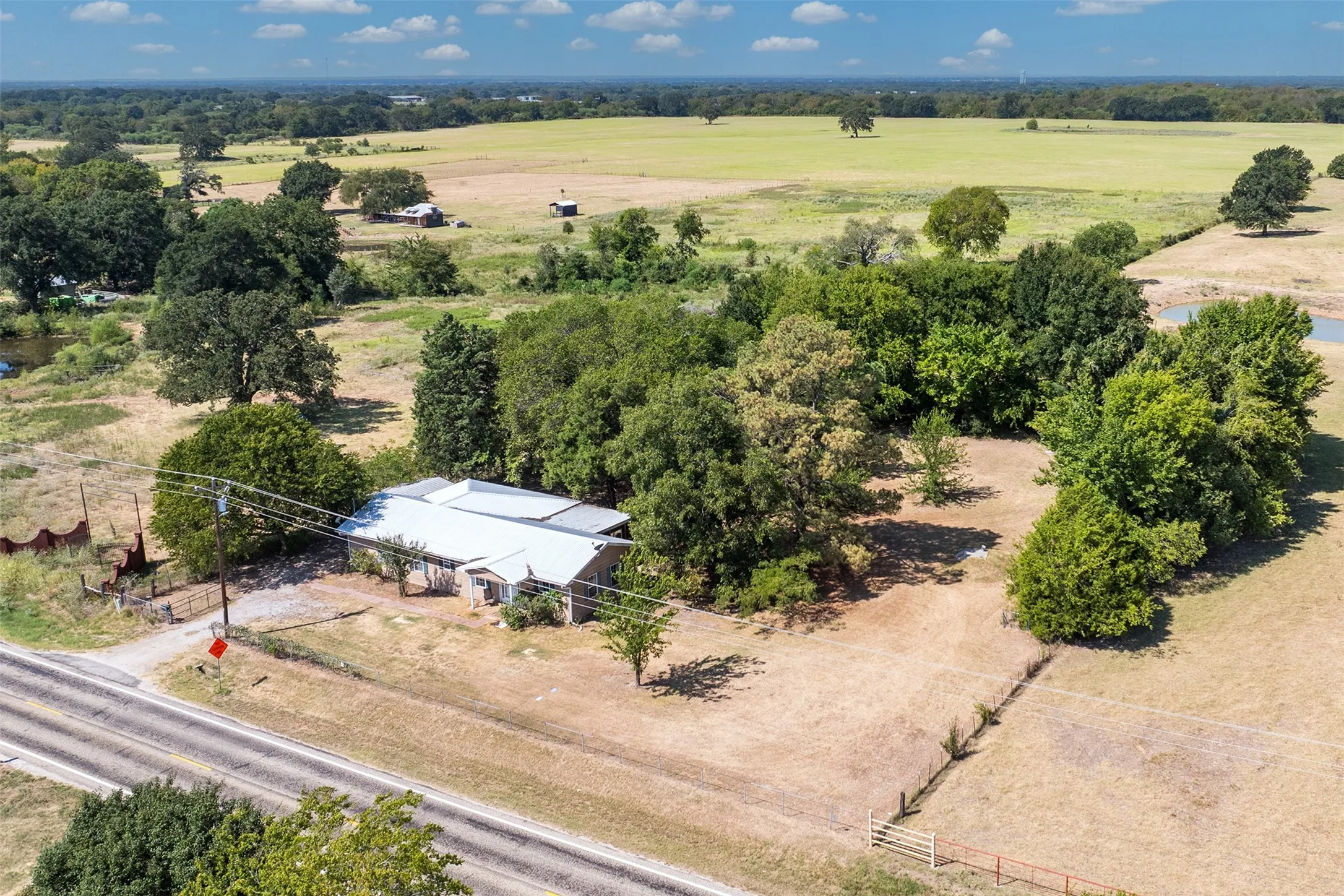 Single Family Residence For Sale in Henderson County , 6031 Fm 316, Payne Springs, Texas 75156, 2 Bedroom, 2 Bathroom, Garage spaces, 2,088 Sqft, built in 2010, mls#21372302, Real Estate Agent in Payne Springs, Homes For Sale in Henderson county, Homes For Sale in Payne Springs, Realtor in Payne Springs Texas, Real Estate Brokerage Independent Realty Texas, Luminita Cordes Realtor