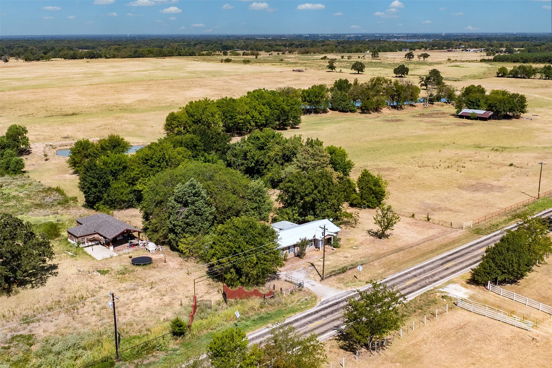 Single Family Residence For Sale in Henderson County , 6031 Fm 316, Payne Springs, Texas 75156, 2 Bedroom, 2 Bathroom, Garage spaces, 2,088 Sqft, built in 2010, mls#21372302, Real Estate Agent in Payne Springs, Homes For Sale in Henderson county, Homes For Sale in Payne Springs, Realtor in Payne Springs Texas, Real Estate Brokerage Independent Realty Texas, Luminita Cordes Realtor