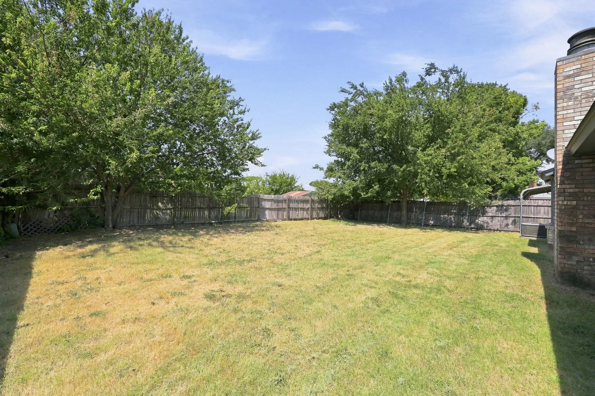 Single Family Residence For Rent in Tarrant County , 1800 Willow Vale Drive, Fort Worth, Texas 76134, 3 Bedroom, 2 Bathroom, 2 Garage spaces, 1,307 Sqft, built in 1984, mls#21373155, Real Estate Agent in Fort Worth, Homes For Rent in Tarrant county, Homes For Rent in Fort Worth, Realtor in Fort Worth Texas, Real Estate Brokerage Independent Realty Texas, Luminita Cordes Realtor
