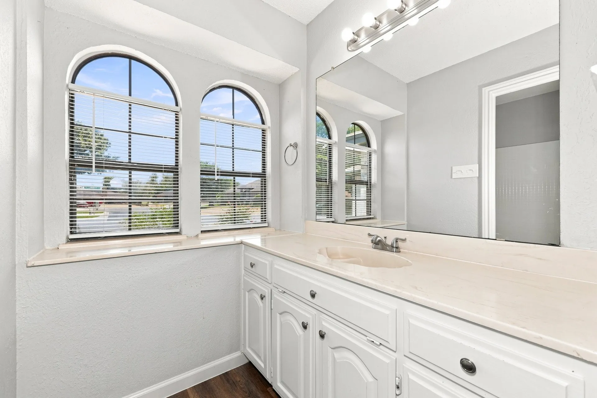 Single Family Residence For Rent in Tarrant County , 1800 Willow Vale Drive, Fort Worth, Texas 76134, 3 Bedroom, 2 Bathroom, 2 Garage spaces, 1,307 Sqft, built in 1984, mls#21373155, Real Estate Agent in Fort Worth, Homes For Rent in Tarrant county, Homes For Rent in Fort Worth, Realtor in Fort Worth Texas, Real Estate Brokerage Independent Realty Texas, Luminita Cordes Realtor