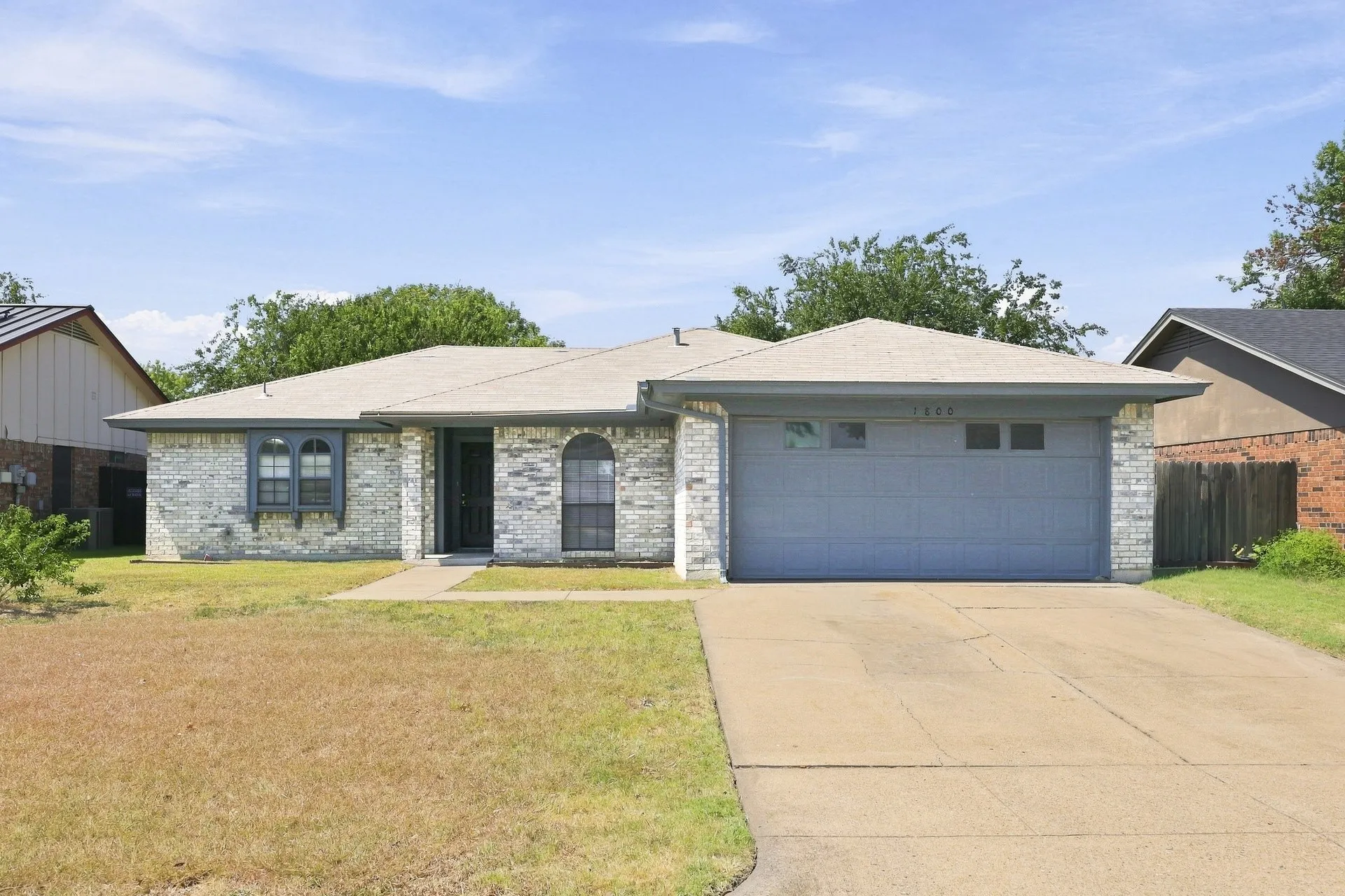 Single Family Residence For Rent in Tarrant County , 1800 Willow Vale Drive, Fort Worth, Texas 76134, 3 Bedroom, 2 Bathroom, 2 Garage spaces, 1,307 Sqft, built in 1984, mls#21373155, Real Estate Agent in Fort Worth, Homes For Rent in Tarrant county, Homes For Rent in Fort Worth, Realtor in Fort Worth Texas, Real Estate Brokerage Independent Realty Texas, Luminita Cordes Realtor