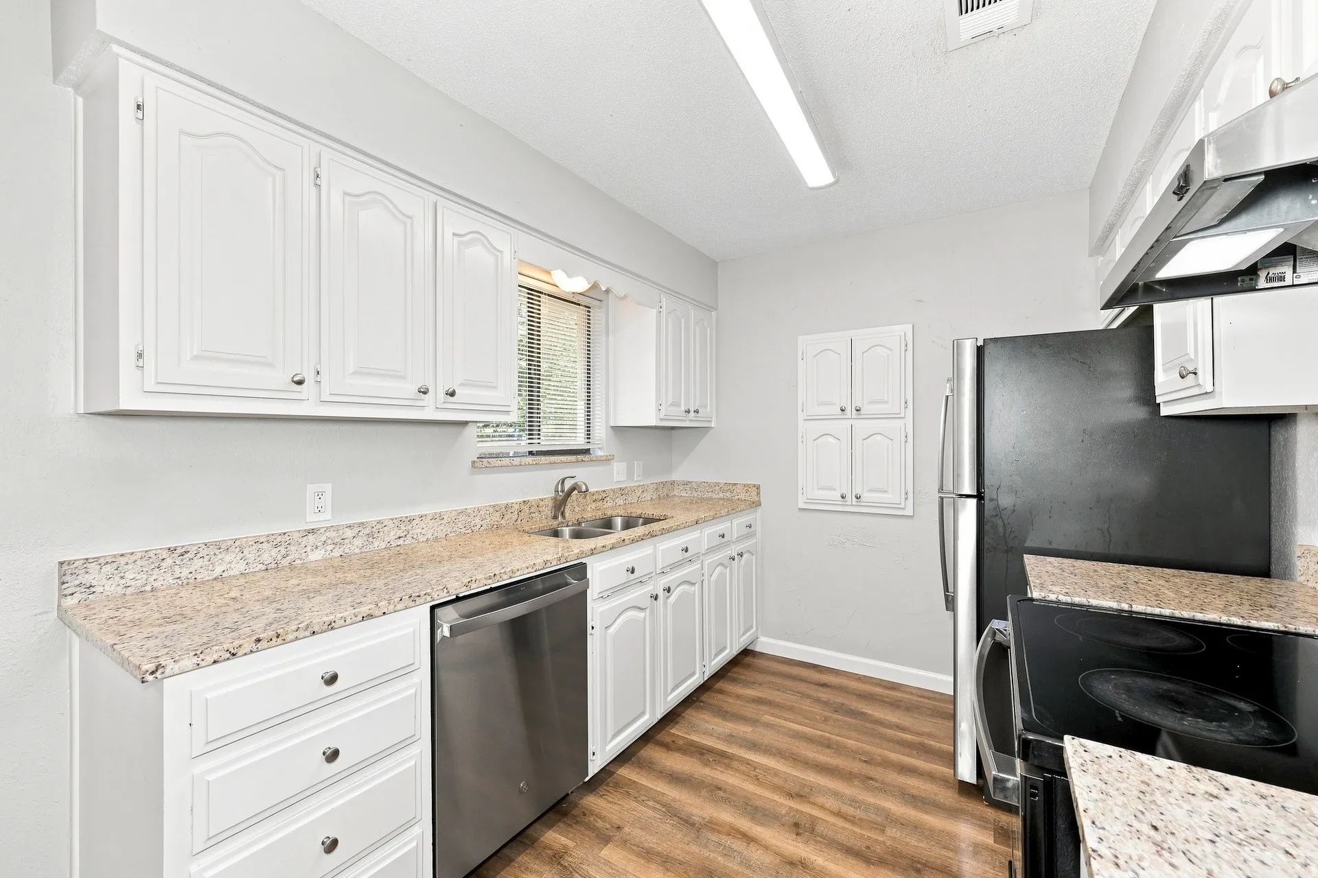 Single Family Residence For Rent in Tarrant County , 1800 Willow Vale Drive, Fort Worth, Texas 76134, 3 Bedroom, 2 Bathroom, 2 Garage spaces, 1,307 Sqft, built in 1984, mls#21373155, Real Estate Agent in Fort Worth, Homes For Rent in Tarrant county, Homes For Rent in Fort Worth, Realtor in Fort Worth Texas, Real Estate Brokerage Independent Realty Texas, Luminita Cordes Realtor