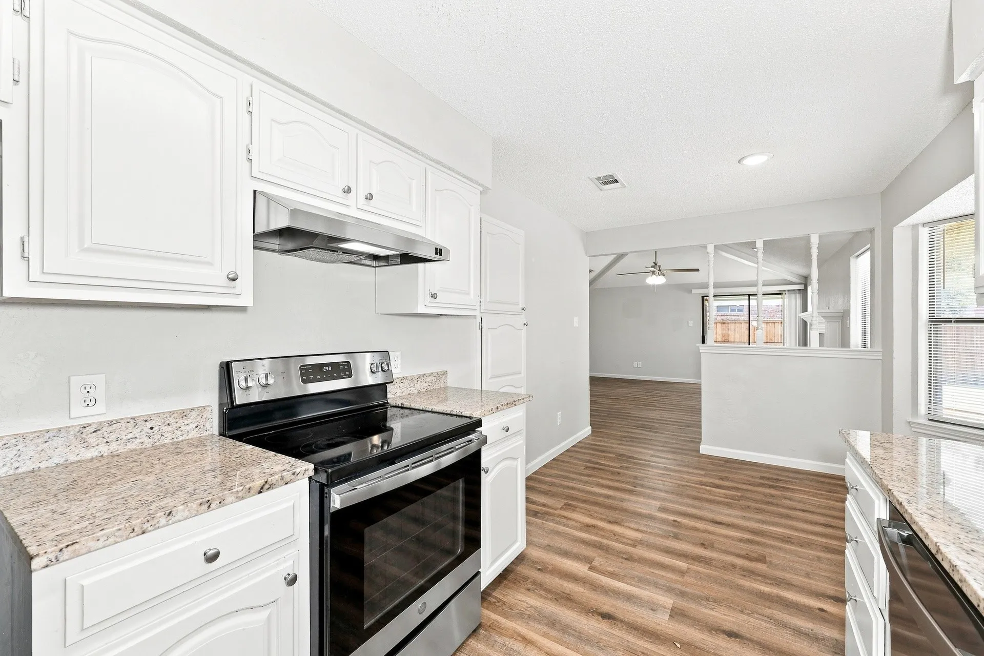 Single Family Residence For Rent in Tarrant County , 1800 Willow Vale Drive, Fort Worth, Texas 76134, 3 Bedroom, 2 Bathroom, 2 Garage spaces, 1,307 Sqft, built in 1984, mls#21373155, Real Estate Agent in Fort Worth, Homes For Rent in Tarrant county, Homes For Rent in Fort Worth, Realtor in Fort Worth Texas, Real Estate Brokerage Independent Realty Texas, Luminita Cordes Realtor