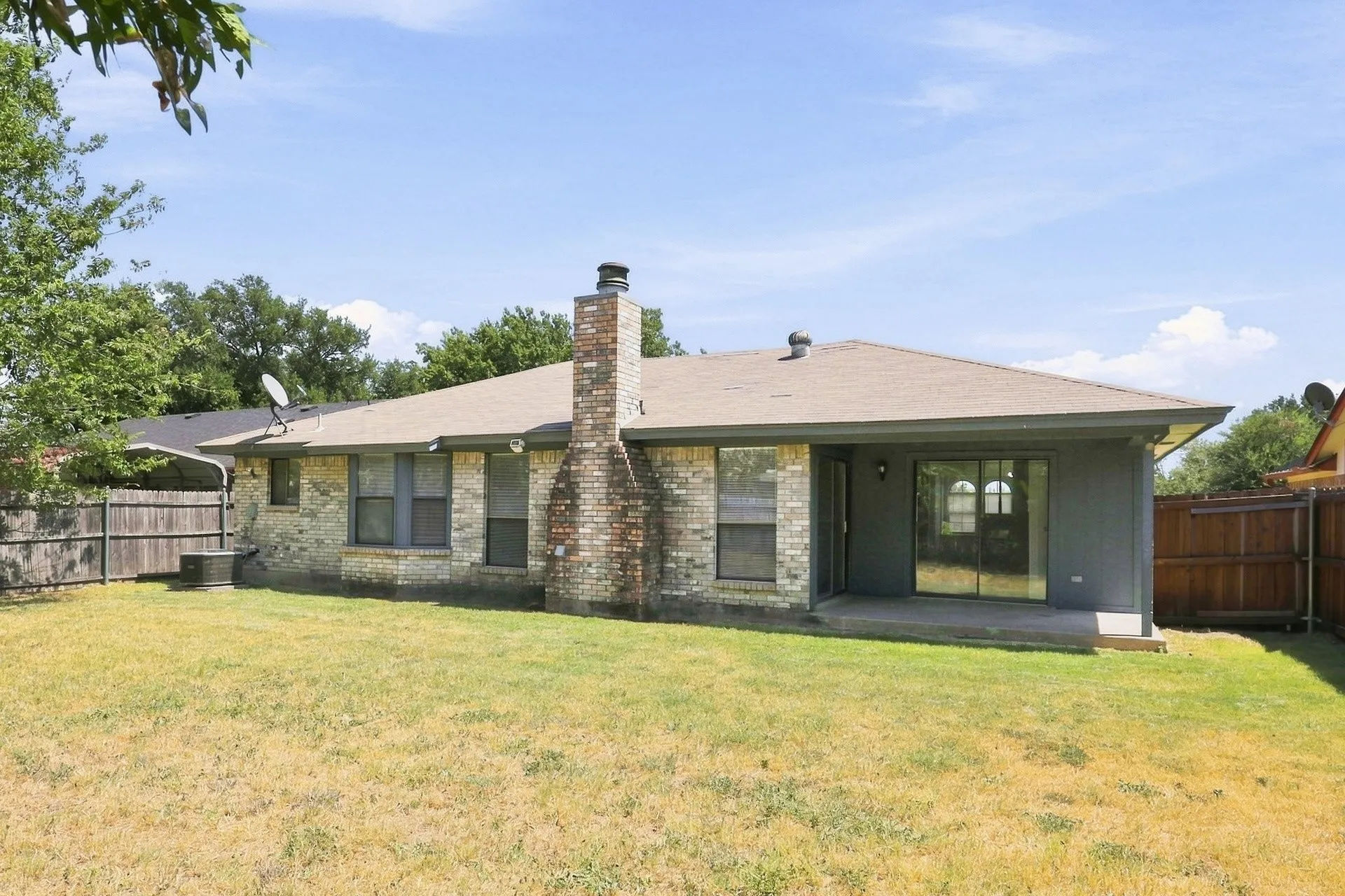 Single Family Residence For Rent in Tarrant County , 1800 Willow Vale Drive, Fort Worth, Texas 76134, 3 Bedroom, 2 Bathroom, 2 Garage spaces, 1,307 Sqft, built in 1984, mls#21373155, Real Estate Agent in Fort Worth, Homes For Rent in Tarrant county, Homes For Rent in Fort Worth, Realtor in Fort Worth Texas, Real Estate Brokerage Independent Realty Texas, Luminita Cordes Realtor