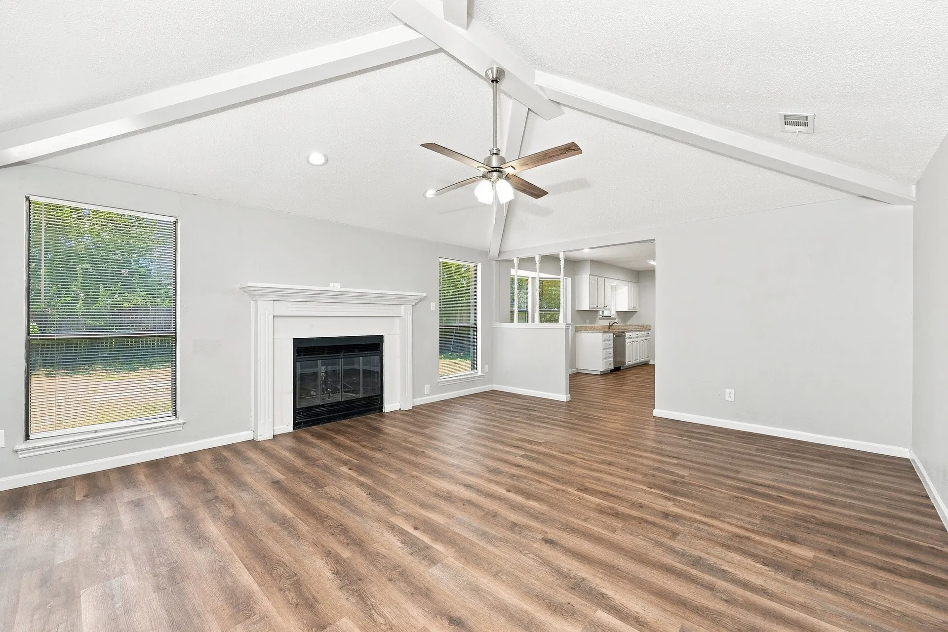 Single Family Residence For Rent in Tarrant County , 1800 Willow Vale Drive, Fort Worth, Texas 76134, 3 Bedroom, 2 Bathroom, 2 Garage spaces, 1,307 Sqft, built in 1984, mls#21373155, Real Estate Agent in Fort Worth, Homes For Rent in Tarrant county, Homes For Rent in Fort Worth, Realtor in Fort Worth Texas, Real Estate Brokerage Independent Realty Texas, Luminita Cordes Realtor