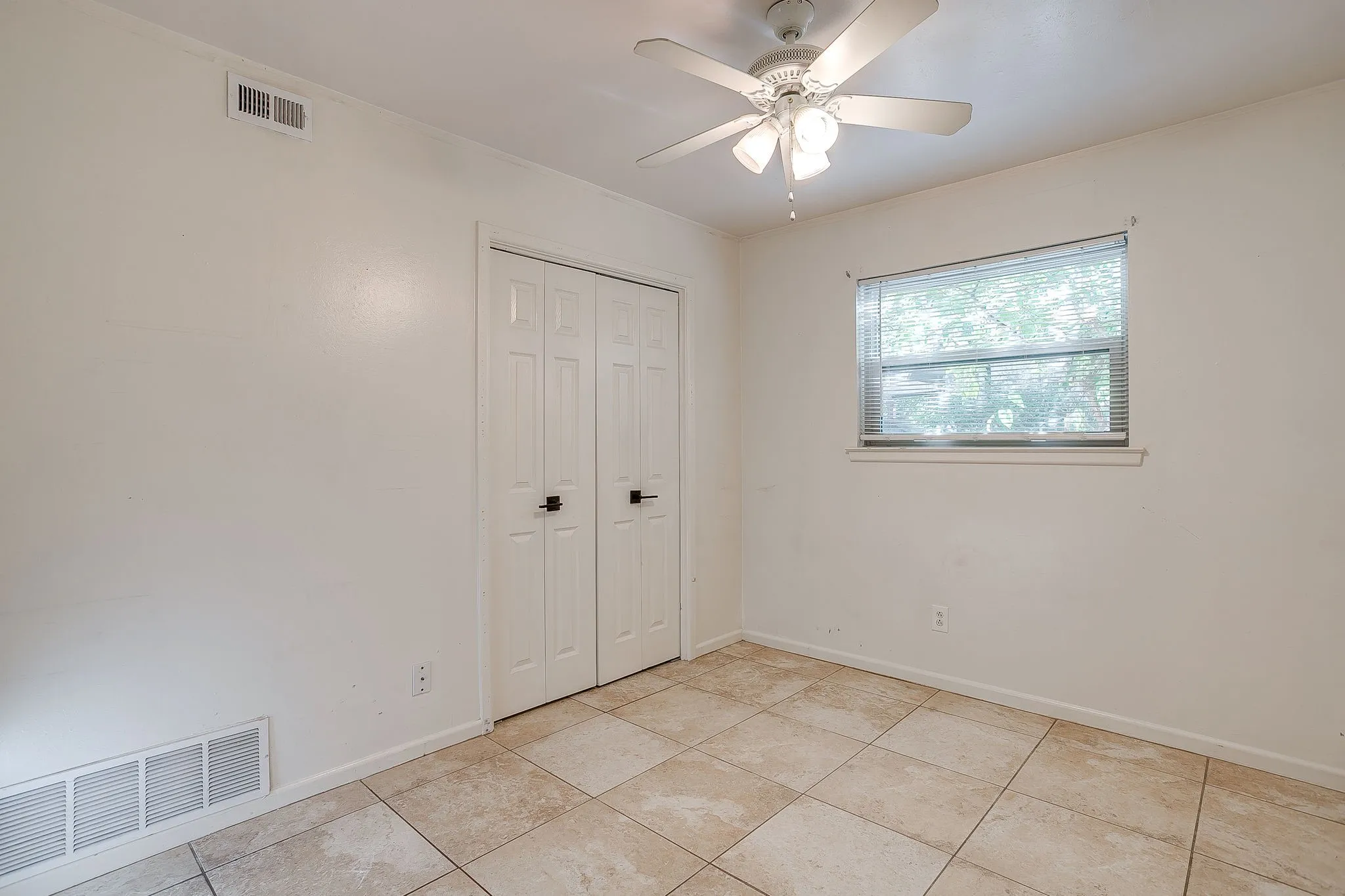 Middle bedroom
