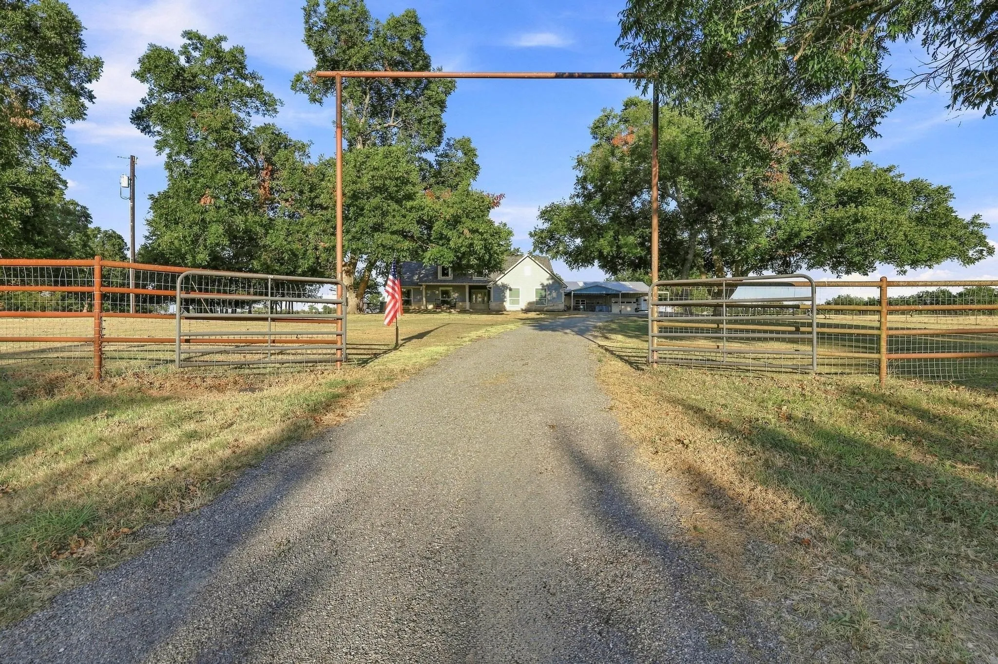 Single Family Residence For Sale in Hunt County , 10381 Fm 512, Wolfe City, Texas 75496, 3 Bedroom, 3 Bathroom, 2 Garage spaces, 2,121 Sqft, built in 2014, mls#21373159, Real Estate Agent in Wolfe City, Homes For Sale in Hunt county, Homes For Sale in Wolfe City, Realtor in Wolfe City Texas, Real Estate Brokerage Independent Realty Texas, Luminita Cordes Realtor