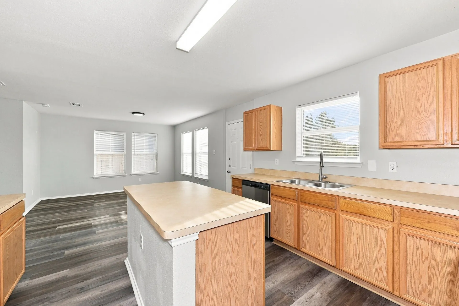 Single Family Residence For Rent in Dallas County , 1409 Mission Hills Lane, Dallas, Texas 75217, 4 Bedroom, 3 Bathroom, 2 Garage spaces, 2,469 Sqft, built in 2005, mls#21373176, Real Estate Agent in Dallas, Homes For Rent in Dallas county, Homes For Rent in Dallas, Realtor in Dallas Texas, Real Estate Brokerage Independent Realty Texas, Luminita Cordes Realtor