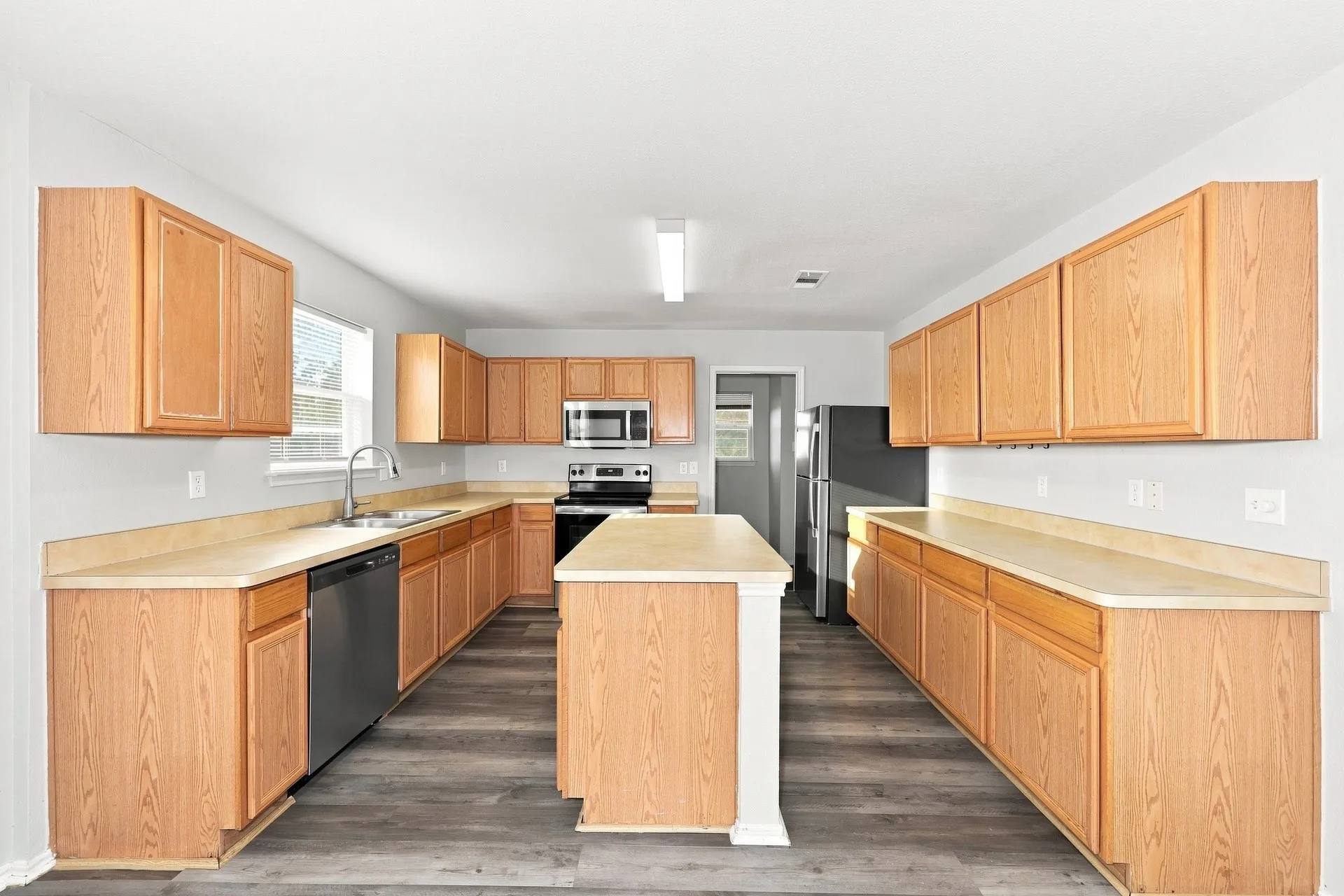 Single Family Residence For Rent in Dallas County , 1409 Mission Hills Lane, Dallas, Texas 75217, 4 Bedroom, 3 Bathroom, 2 Garage spaces, 2,469 Sqft, built in 2005, mls#21373176, Real Estate Agent in Dallas, Homes For Rent in Dallas county, Homes For Rent in Dallas, Realtor in Dallas Texas, Real Estate Brokerage Independent Realty Texas, Luminita Cordes Realtor