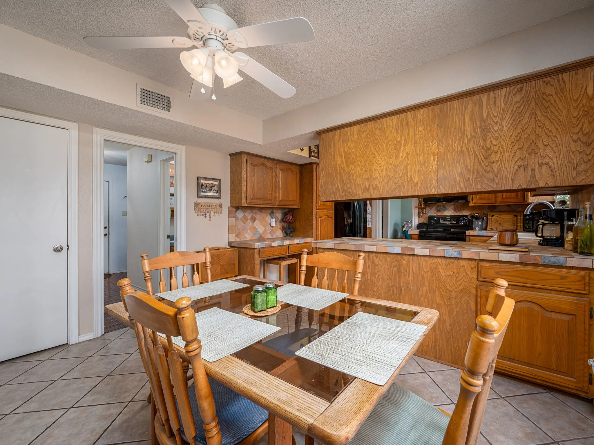Single Family Residence For Sale in Henderson County , 4475 County Road 3800, Athens, Texas 75752, 4 Bedroom, 3 Bathroom, 2 Garage spaces, 1,986 Sqft, built in 1988, mls#21372753, Real Estate Agent in Athens, Homes For Sale in Henderson county, Homes For Sale in Athens, Realtor in Athens Texas, Real Estate Brokerage Independent Realty Texas, Luminita Cordes Realtor