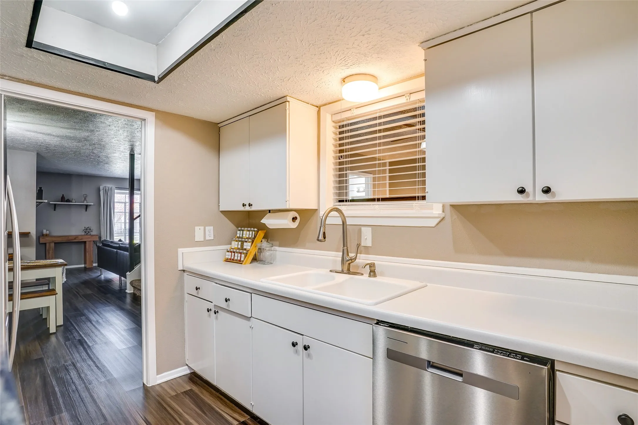 Townhouse For Rent in Dallas County , 42 W Creek Lane 3, Grand Prairie, Texas 75052, 3 Bedroom, 3 Bathroom, Garage spaces, 1,584 Sqft, built in 1971, mls#21373179, Real Estate Agent in Grand Prairie, Homes For Rent in Dallas county, Homes For Rent in Grand Prairie, Realtor in Grand Prairie Texas, Real Estate Brokerage Independent Realty Texas, Luminita Cordes Realtor