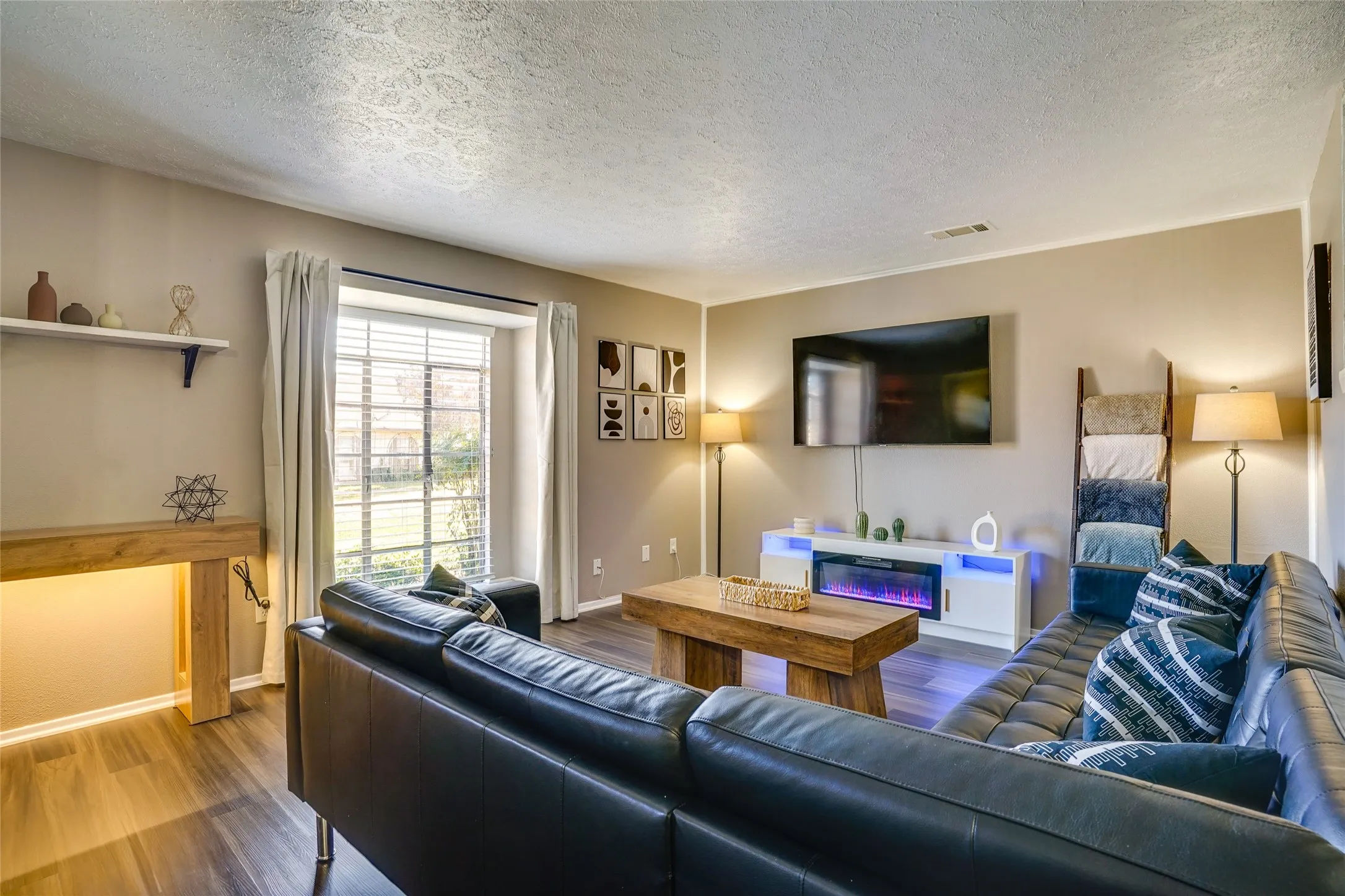 Townhouse For Rent in Dallas County , 42 W Creek Lane 3, Grand Prairie, Texas 75052, 3 Bedroom, 3 Bathroom, Garage spaces, 1,584 Sqft, built in 1971, mls#21373179, Real Estate Agent in Grand Prairie, Homes For Rent in Dallas county, Homes For Rent in Grand Prairie, Realtor in Grand Prairie Texas, Real Estate Brokerage Independent Realty Texas, Luminita Cordes Realtor