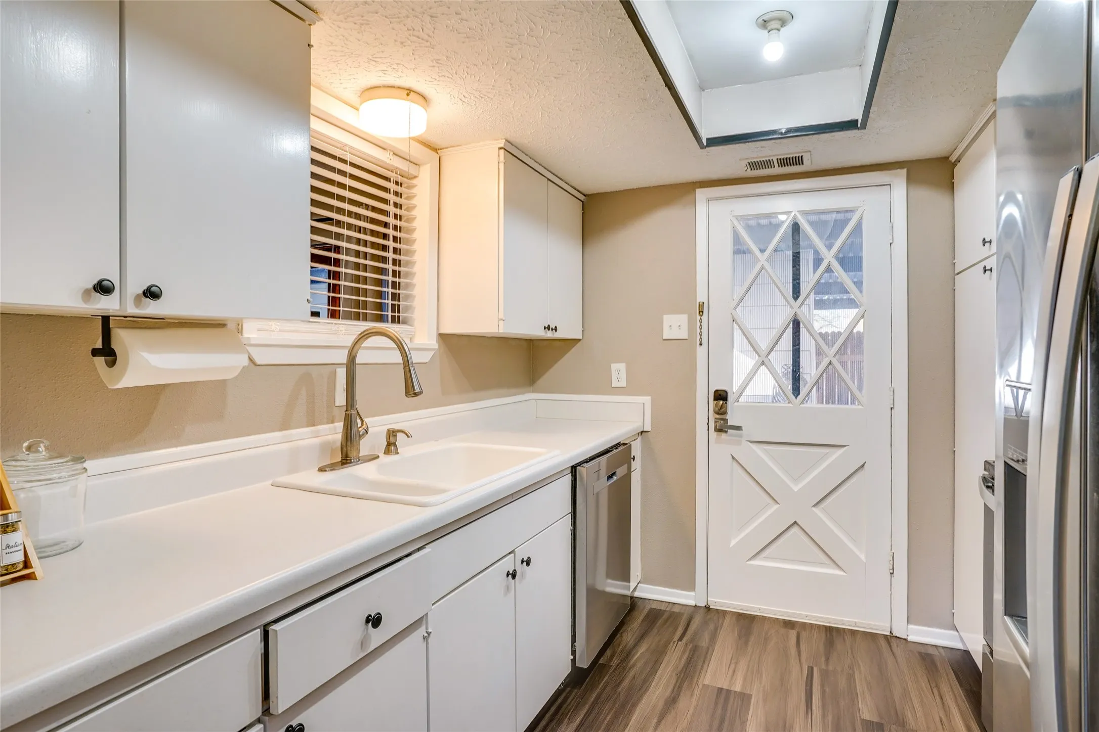 Townhouse For Rent in Dallas County , 42 W Creek Lane 3, Grand Prairie, Texas 75052, 3 Bedroom, 3 Bathroom, Garage spaces, 1,584 Sqft, built in 1971, mls#21373179, Real Estate Agent in Grand Prairie, Homes For Rent in Dallas county, Homes For Rent in Grand Prairie, Realtor in Grand Prairie Texas, Real Estate Brokerage Independent Realty Texas, Luminita Cordes Realtor