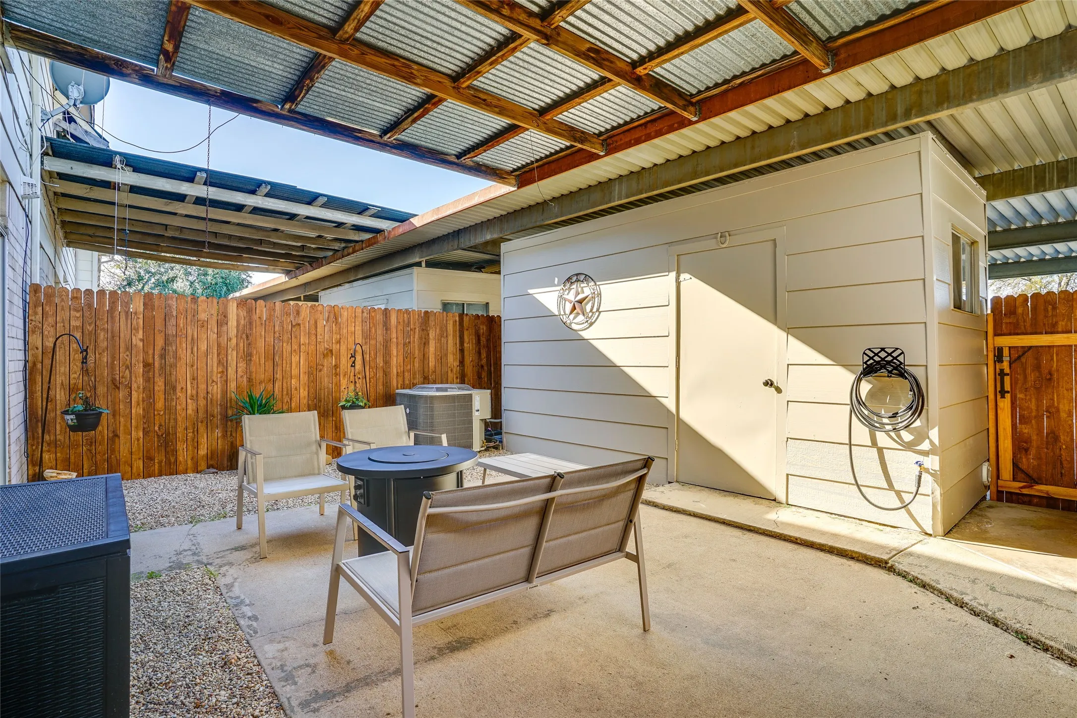 Townhouse For Rent in Dallas County , 42 W Creek Lane 3, Grand Prairie, Texas 75052, 3 Bedroom, 3 Bathroom, Garage spaces, 1,584 Sqft, built in 1971, mls#21373179, Real Estate Agent in Grand Prairie, Homes For Rent in Dallas county, Homes For Rent in Grand Prairie, Realtor in Grand Prairie Texas, Real Estate Brokerage Independent Realty Texas, Luminita Cordes Realtor