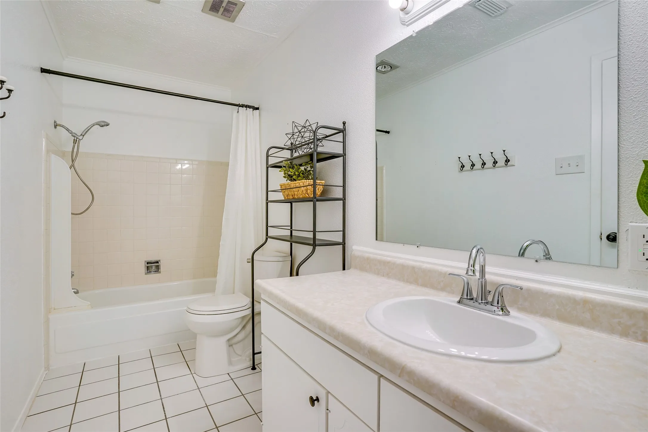 Townhouse For Rent in Dallas County , 42 W Creek Lane 3, Grand Prairie, Texas 75052, 3 Bedroom, 3 Bathroom, Garage spaces, 1,584 Sqft, built in 1971, mls#21373179, Real Estate Agent in Grand Prairie, Homes For Rent in Dallas county, Homes For Rent in Grand Prairie, Realtor in Grand Prairie Texas, Real Estate Brokerage Independent Realty Texas, Luminita Cordes Realtor