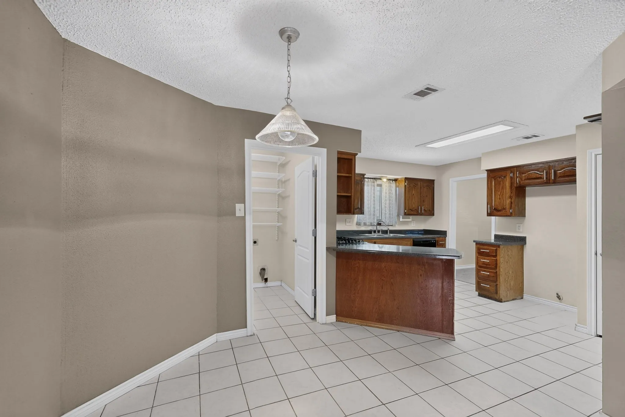 Single Family Residence For Sale in Dallas County , 2009 Glencrest Lane, Garland, Texas 75040, 3 Bedroom, 2 Bathroom, 2 Garage spaces, 1,576 Sqft, built in 1978, mls#21373180, Real Estate Agent in Garland, Homes For Sale in Dallas county, Homes For Sale in Garland, Realtor in Garland Texas, Real Estate Brokerage Independent Realty Texas, Luminita Cordes Realtor