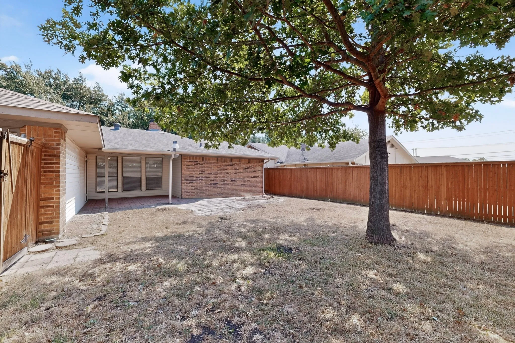 Single Family Residence For Sale in Dallas County , 2009 Glencrest Lane, Garland, Texas 75040, 3 Bedroom, 2 Bathroom, 2 Garage spaces, 1,576 Sqft, built in 1978, mls#21373180, Real Estate Agent in Garland, Homes For Sale in Dallas county, Homes For Sale in Garland, Realtor in Garland Texas, Real Estate Brokerage Independent Realty Texas, Luminita Cordes Realtor