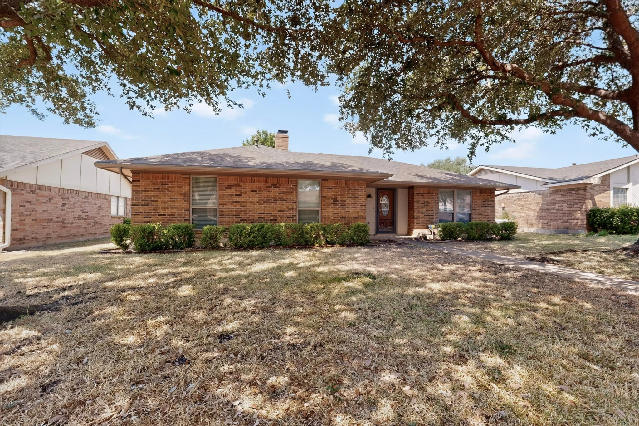 Single Family Residence For Sale in Dallas County , 2009 Glencrest Lane, Garland, Texas 75040, 3 Bedroom, 2 Bathroom, 2 Garage spaces, 1,576 Sqft, built in 1978, mls#21373180, Real Estate Agent in Garland, Homes For Sale in Dallas county, Homes For Sale in Garland, Realtor in Garland Texas, Real Estate Brokerage Independent Realty Texas, Luminita Cordes Realtor