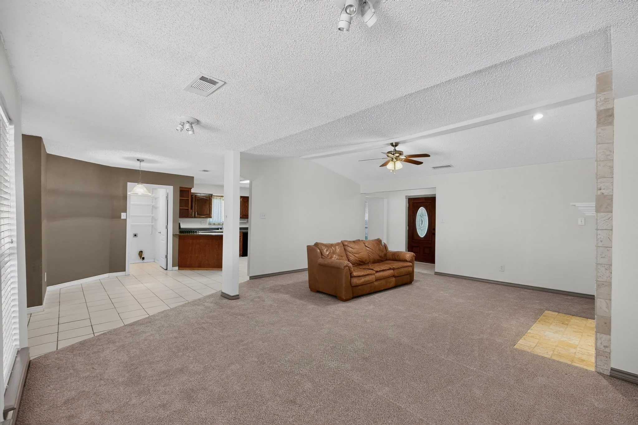 Single Family Residence For Sale in Dallas County , 2009 Glencrest Lane, Garland, Texas 75040, 3 Bedroom, 2 Bathroom, 2 Garage spaces, 1,576 Sqft, built in 1978, mls#21373180, Real Estate Agent in Garland, Homes For Sale in Dallas county, Homes For Sale in Garland, Realtor in Garland Texas, Real Estate Brokerage Independent Realty Texas, Luminita Cordes Realtor
