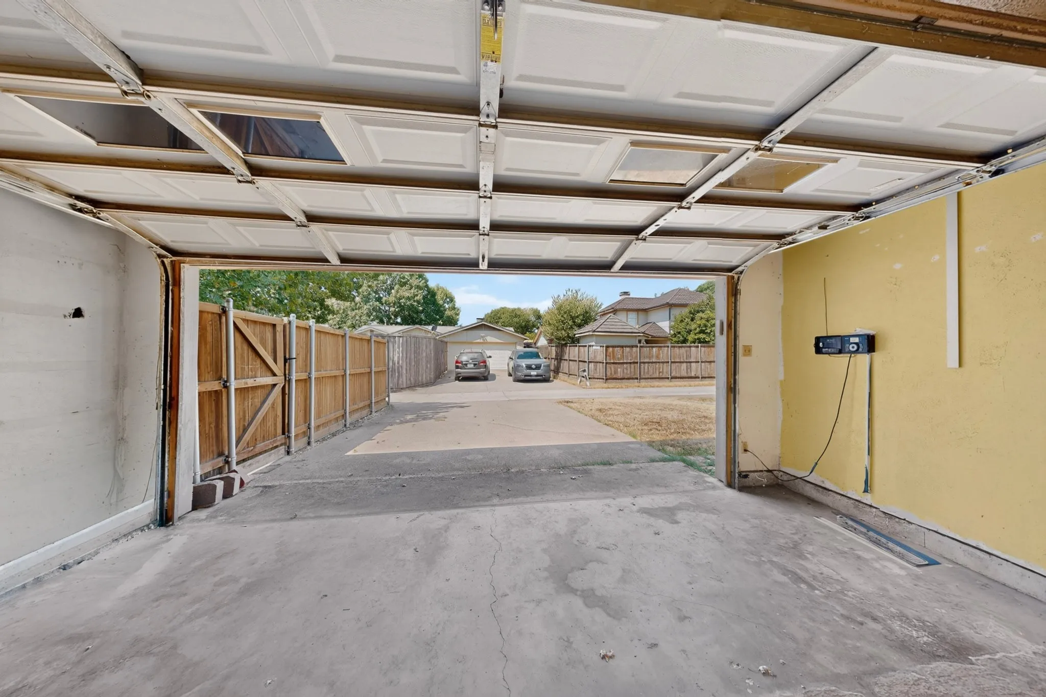 Single Family Residence For Sale in Dallas County , 2009 Glencrest Lane, Garland, Texas 75040, 3 Bedroom, 2 Bathroom, 2 Garage spaces, 1,576 Sqft, built in 1978, mls#21373180, Real Estate Agent in Garland, Homes For Sale in Dallas county, Homes For Sale in Garland, Realtor in Garland Texas, Real Estate Brokerage Independent Realty Texas, Luminita Cordes Realtor