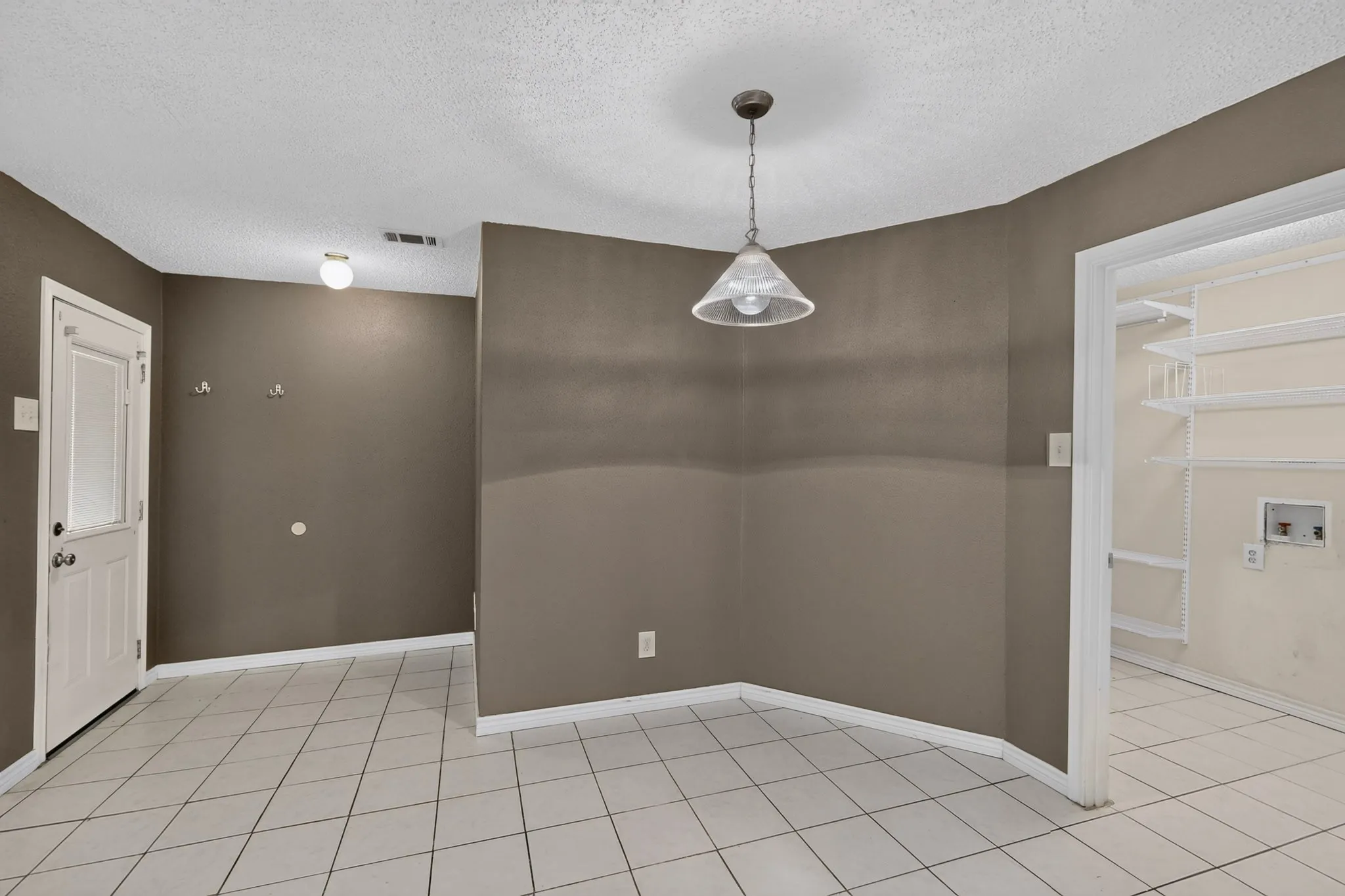 Single Family Residence For Sale in Dallas County , 2009 Glencrest Lane, Garland, Texas 75040, 3 Bedroom, 2 Bathroom, 2 Garage spaces, 1,576 Sqft, built in 1978, mls#21373180, Real Estate Agent in Garland, Homes For Sale in Dallas county, Homes For Sale in Garland, Realtor in Garland Texas, Real Estate Brokerage Independent Realty Texas, Luminita Cordes Realtor