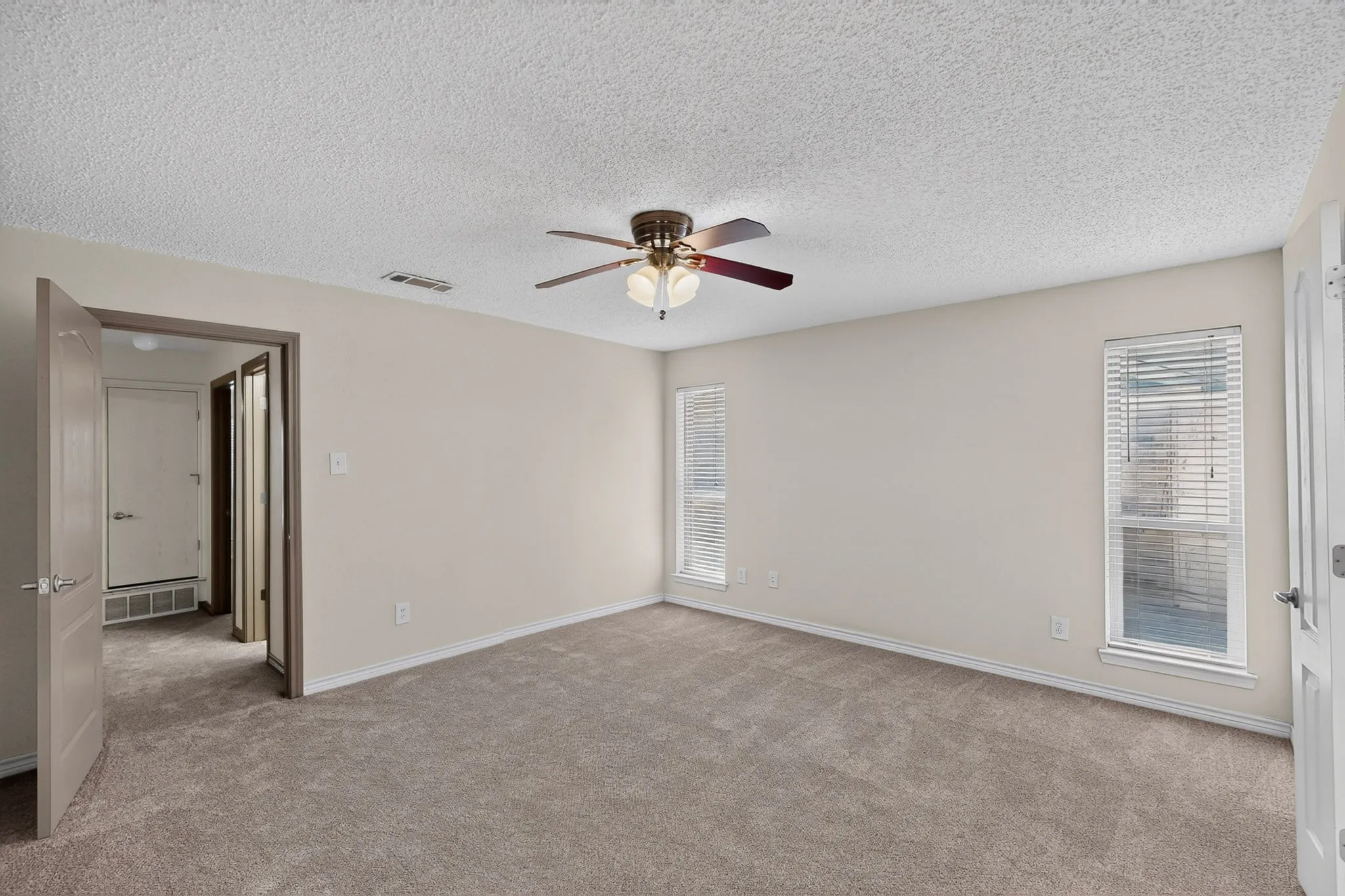 Single Family Residence For Sale in Dallas County , 2009 Glencrest Lane, Garland, Texas 75040, 3 Bedroom, 2 Bathroom, 2 Garage spaces, 1,576 Sqft, built in 1978, mls#21373180, Real Estate Agent in Garland, Homes For Sale in Dallas county, Homes For Sale in Garland, Realtor in Garland Texas, Real Estate Brokerage Independent Realty Texas, Luminita Cordes Realtor