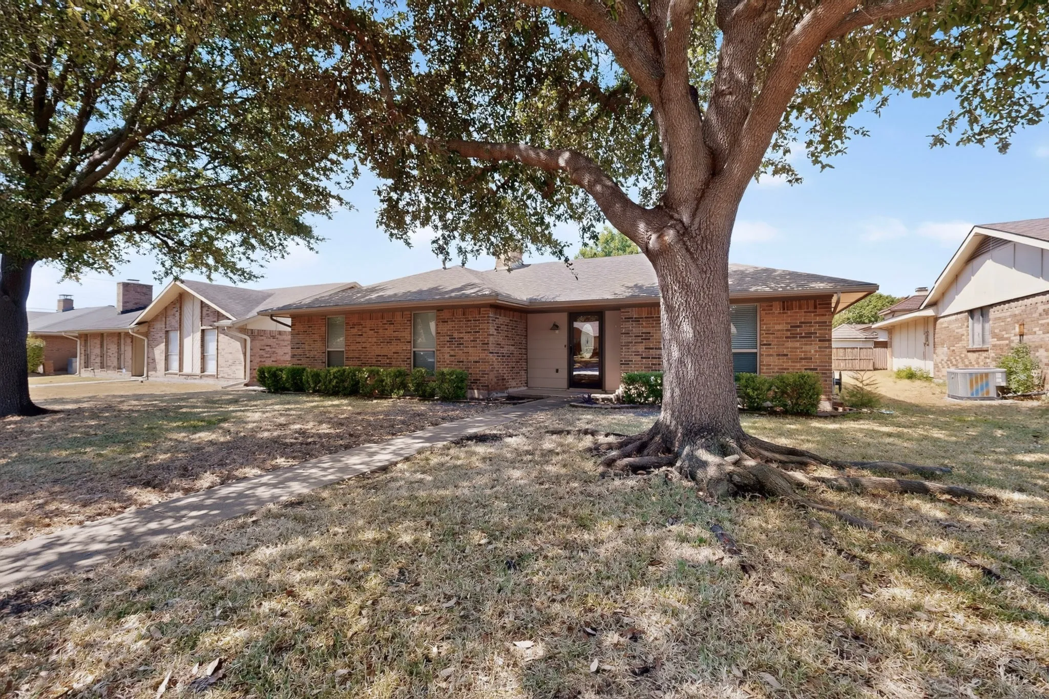 Single Family Residence For Sale in Dallas County , 2009 Glencrest Lane, Garland, Texas 75040, 3 Bedroom, 2 Bathroom, 2 Garage spaces, 1,576 Sqft, built in 1978, mls#21373180, Real Estate Agent in Garland, Homes For Sale in Dallas county, Homes For Sale in Garland, Realtor in Garland Texas, Real Estate Brokerage Independent Realty Texas, Luminita Cordes Realtor