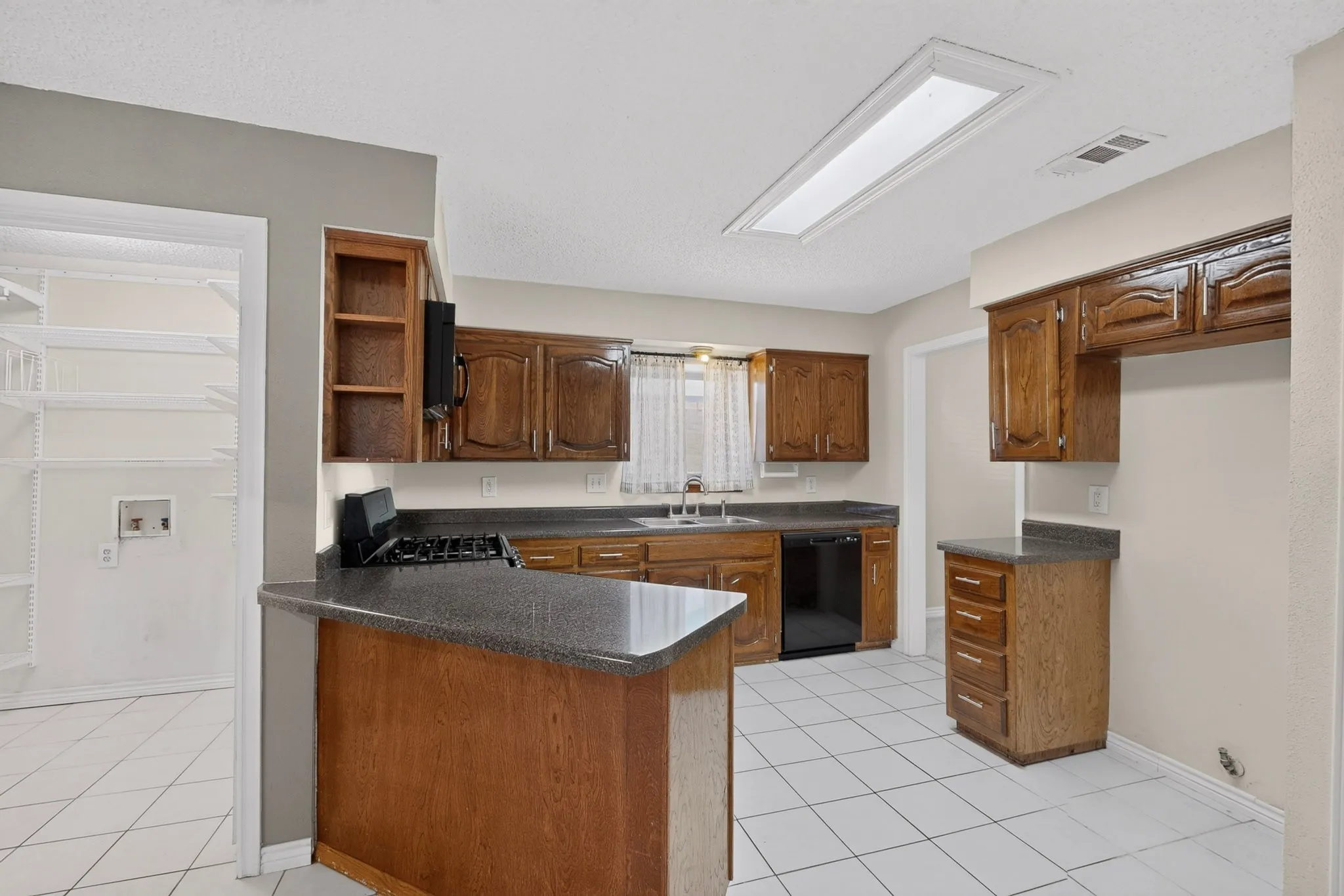 Single Family Residence For Sale in Dallas County , 2009 Glencrest Lane, Garland, Texas 75040, 3 Bedroom, 2 Bathroom, 2 Garage spaces, 1,576 Sqft, built in 1978, mls#21373180, Real Estate Agent in Garland, Homes For Sale in Dallas county, Homes For Sale in Garland, Realtor in Garland Texas, Real Estate Brokerage Independent Realty Texas, Luminita Cordes Realtor
