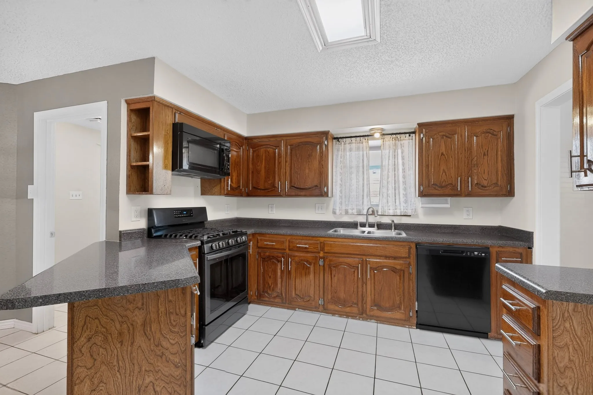 Single Family Residence For Sale in Dallas County , 2009 Glencrest Lane, Garland, Texas 75040, 3 Bedroom, 2 Bathroom, 2 Garage spaces, 1,576 Sqft, built in 1978, mls#21373180, Real Estate Agent in Garland, Homes For Sale in Dallas county, Homes For Sale in Garland, Realtor in Garland Texas, Real Estate Brokerage Independent Realty Texas, Luminita Cordes Realtor
