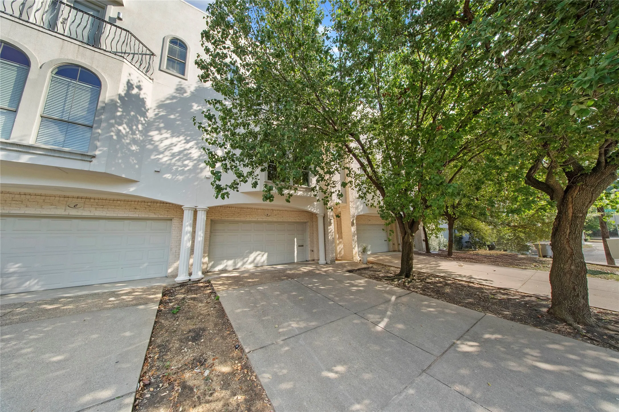 Condominium For Sale in Dallas County , 2022 N Fitzhugh Avenue B, Dallas, Texas 75204, 2 Bedroom, 3 Bathroom, 2 Garage spaces, 1,400 Sqft, built in 2006, mls#21373181, Real Estate Agent in Dallas, Homes For Sale in Dallas county, Homes For Sale in Dallas, Realtor in Dallas Texas, Real Estate Brokerage Independent Realty Texas, Luminita Cordes Realtor