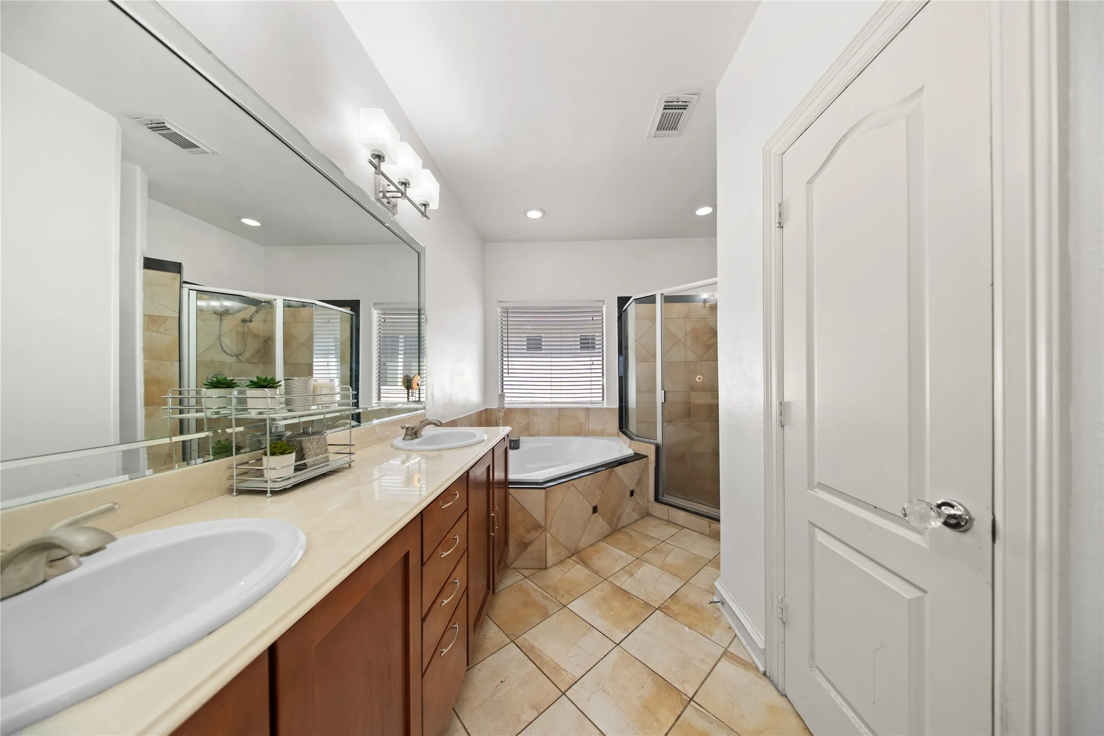 Condominium For Sale in Dallas County , 2022 N Fitzhugh Avenue B, Dallas, Texas 75204, 2 Bedroom, 3 Bathroom, 2 Garage spaces, 1,400 Sqft, built in 2006, mls#21373181, Real Estate Agent in Dallas, Homes For Sale in Dallas county, Homes For Sale in Dallas, Realtor in Dallas Texas, Real Estate Brokerage Independent Realty Texas, Luminita Cordes Realtor