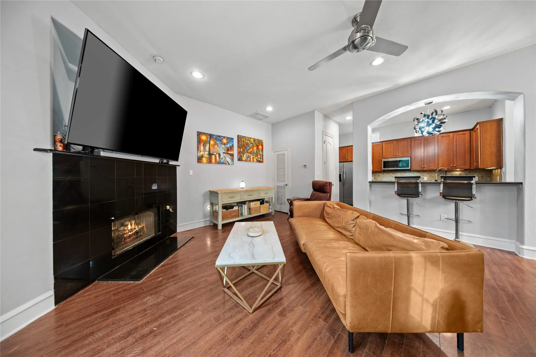 Condominium For Sale in Dallas County , 2022 N Fitzhugh Avenue B, Dallas, Texas 75204, 2 Bedroom, 3 Bathroom, 2 Garage spaces, 1,400 Sqft, built in 2006, mls#21373181, Real Estate Agent in Dallas, Homes For Sale in Dallas county, Homes For Sale in Dallas, Realtor in Dallas Texas, Real Estate Brokerage Independent Realty Texas, Luminita Cordes Realtor